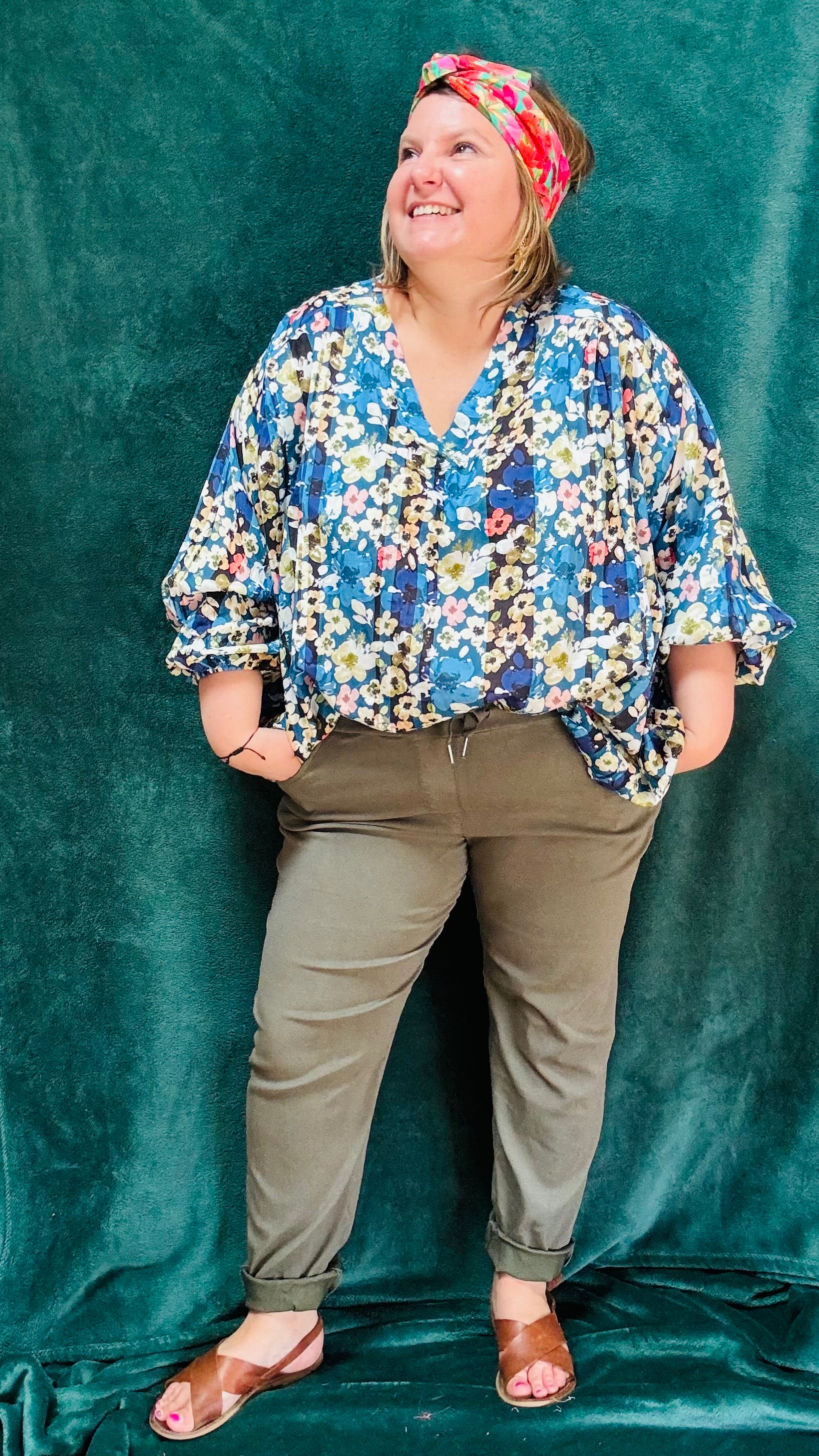 Avec cette blouse grande taille à motifs fleuris bleu, apportez une touche de nature et de style à votre garde-robe. Que vous choisissiez les fleurs bleues ou oranges, cette blouse vous offrira confort et élégance en toute occasion.