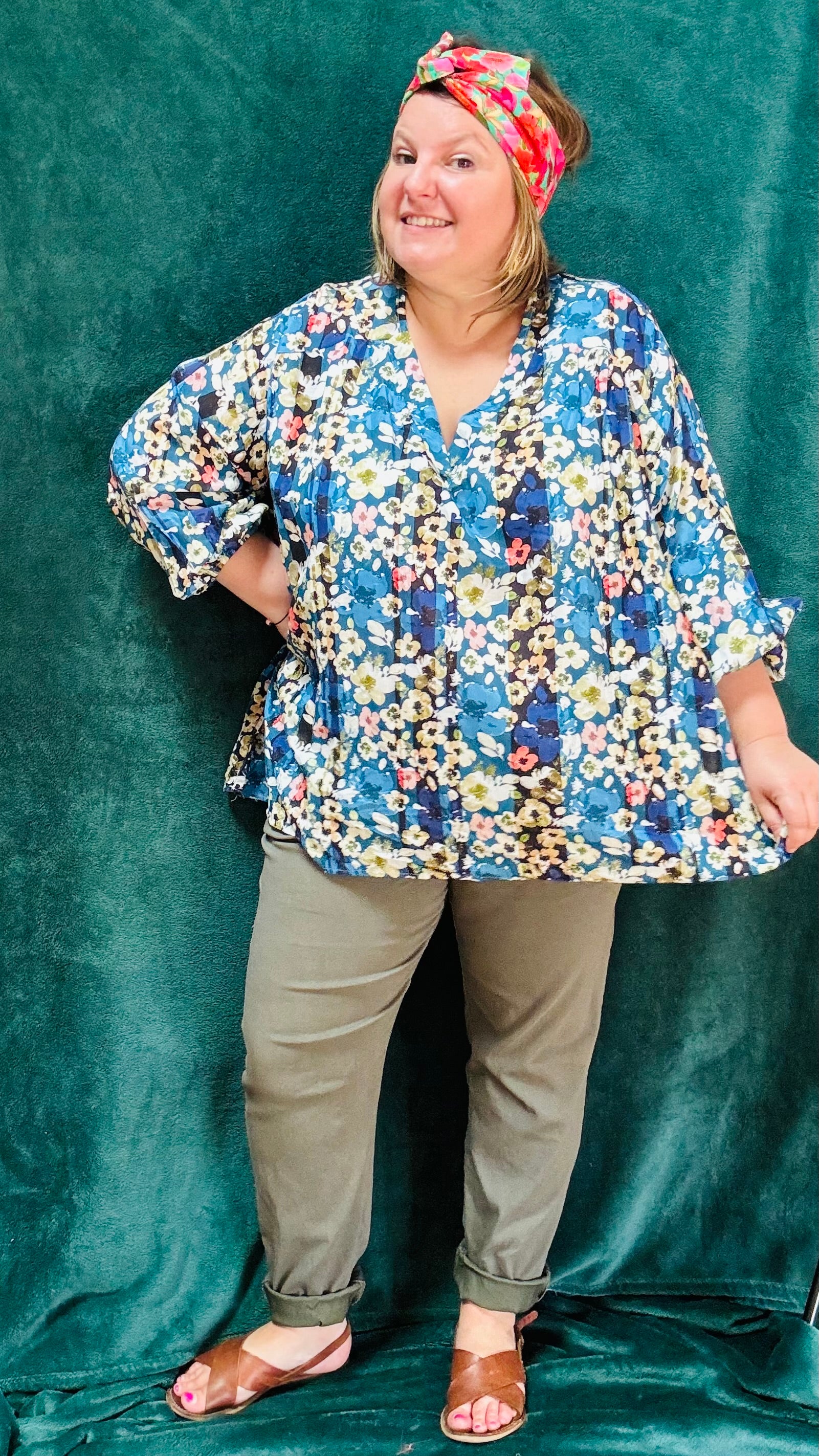 Avec cette blouse grande taille à motifs fleuris bleu, apportez une touche de nature et de style à votre garde-robe. Que vous choisissiez les fleurs bleues ou oranges, cette blouse vous offrira confort et élégance en toute occasion.