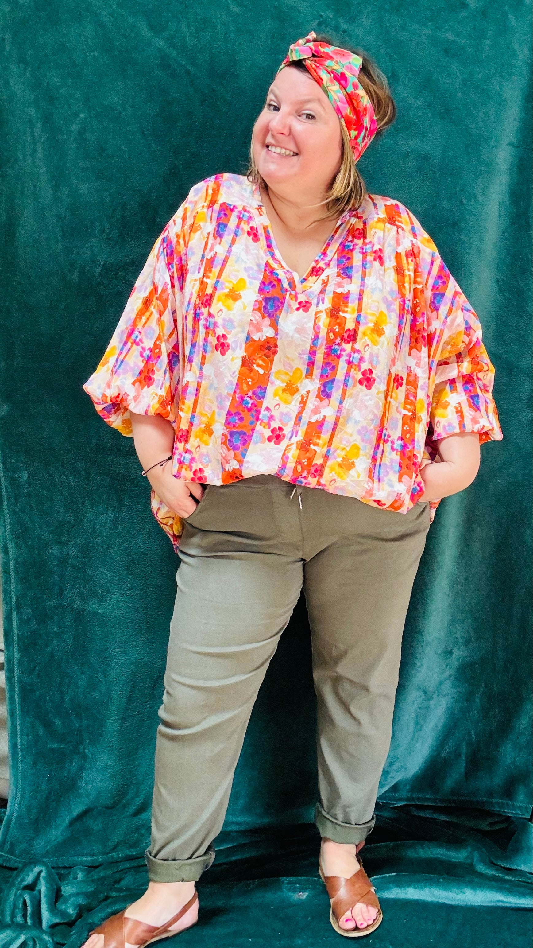 Avec cette blouse grande taille à motifs fleuris orange, apportez une touche de nature et de style à votre garde-robe. Que vous choisissiez les fleurs bleues ou oranges, cette blouse vous offrira confort et élégance en toute occasion.