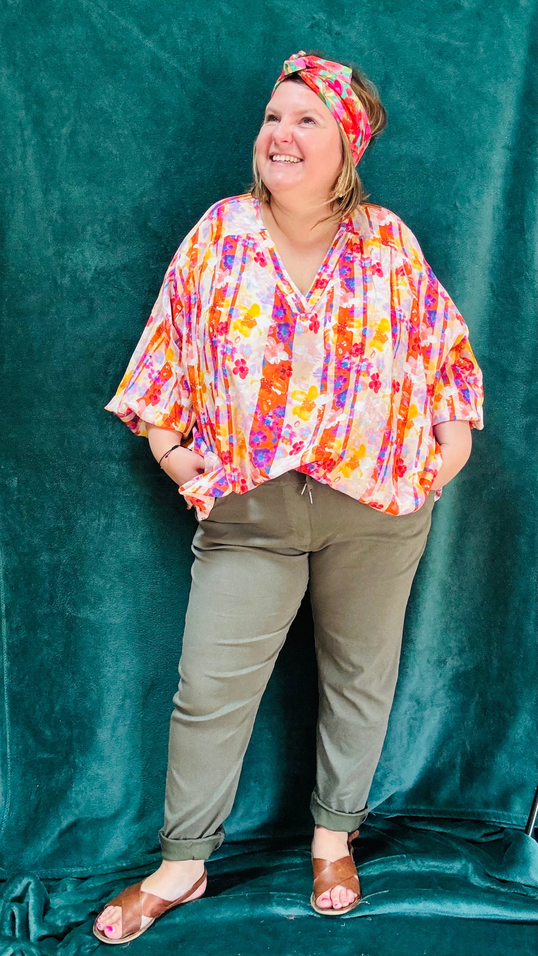 Avec cette blouse grande taille à motifs fleuris orange, apportez une touche de nature et de style à votre garde-robe. Que vous choisissiez les fleurs bleues ou oranges, cette blouse vous offrira confort et élégance en toute occasion.