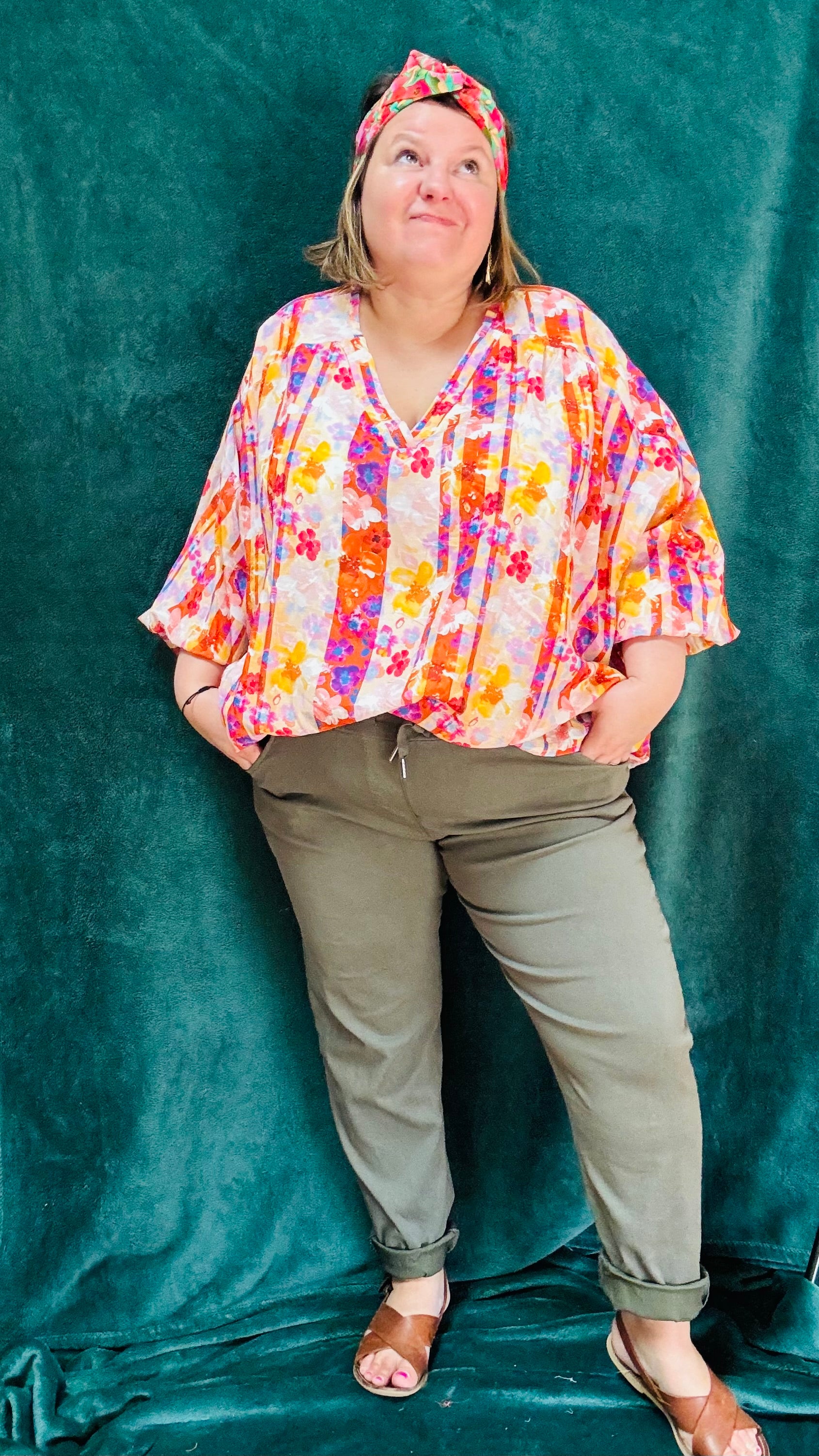 Avec cette blouse grande taille à motifs fleuris orange, apportez une touche de nature et de style à votre garde-robe. Que vous choisissiez les fleurs bleues ou oranges, cette blouse vous offrira confort et élégance en toute occasion.