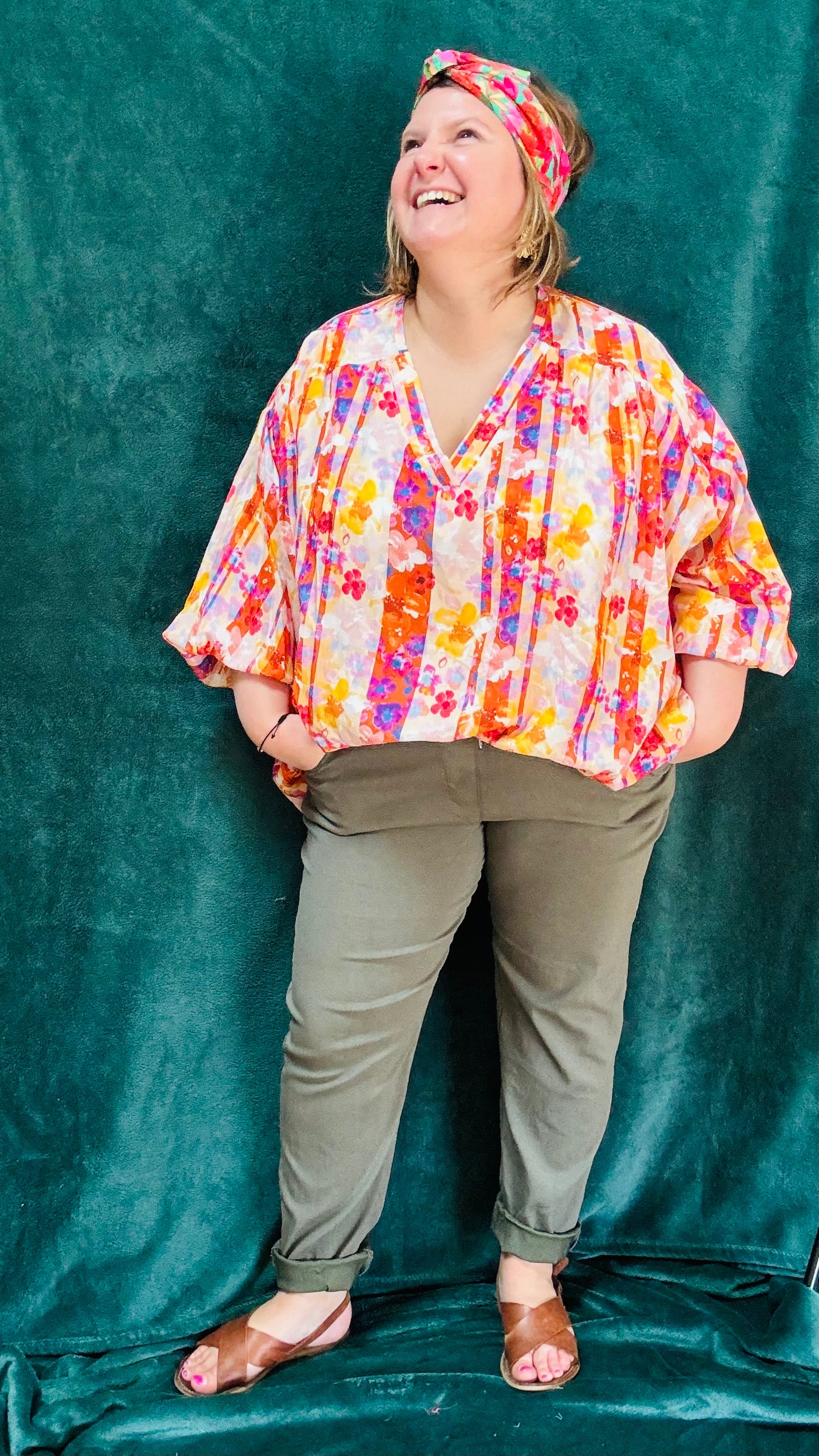 Avec cette blouse grande taille à motifs fleuris orange, apportez une touche de nature et de style à votre garde-robe. Que vous choisissiez les fleurs bleues ou oranges, cette blouse vous offrira confort et élégance en toute occasion.