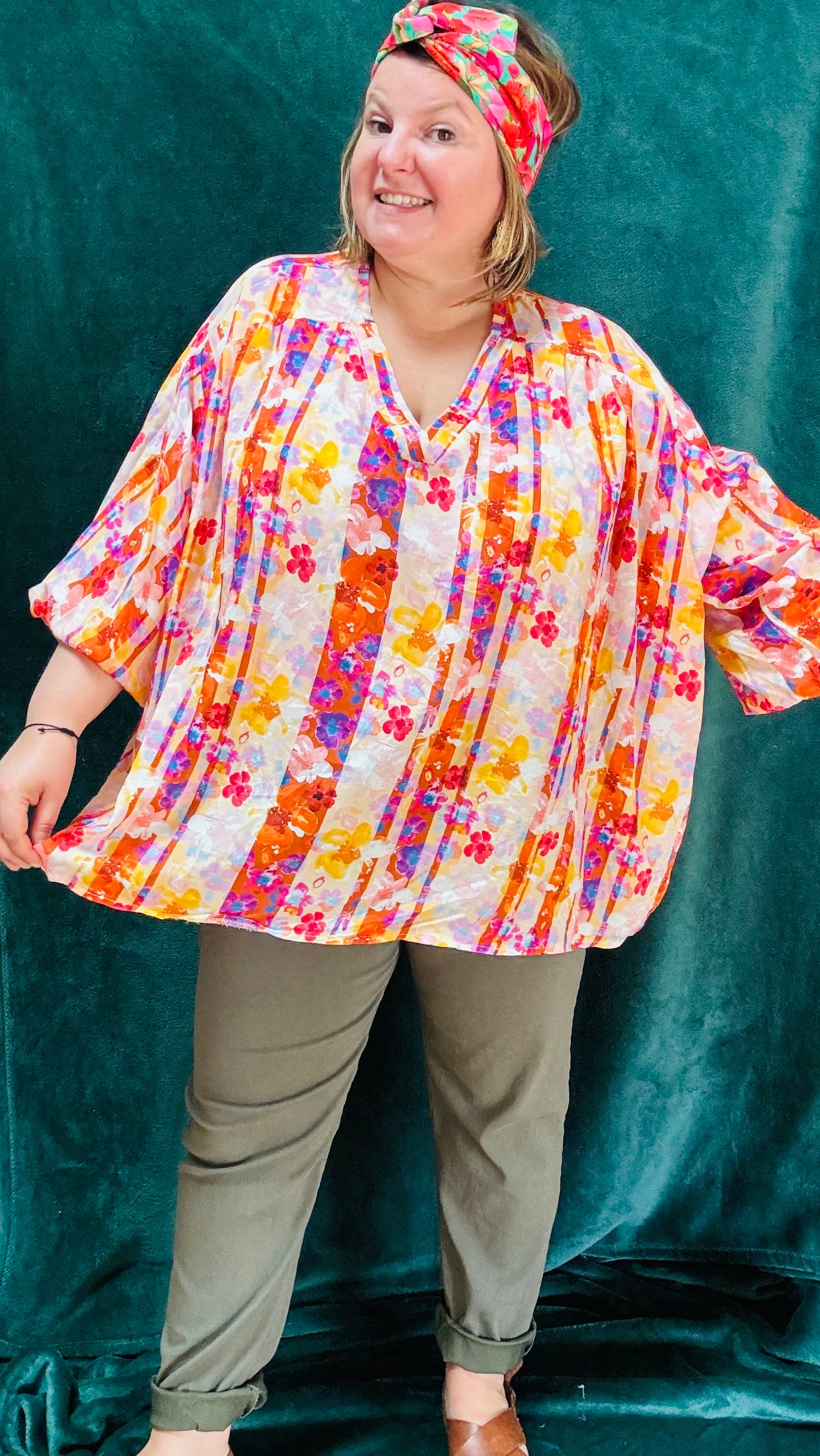Avec cette blouse grande taille à motifs fleuris orange, apportez une touche de nature et de style à votre garde-robe. Que vous choisissiez les fleurs bleues ou oranges, cette blouse vous offrira confort et élégance en toute occasion.