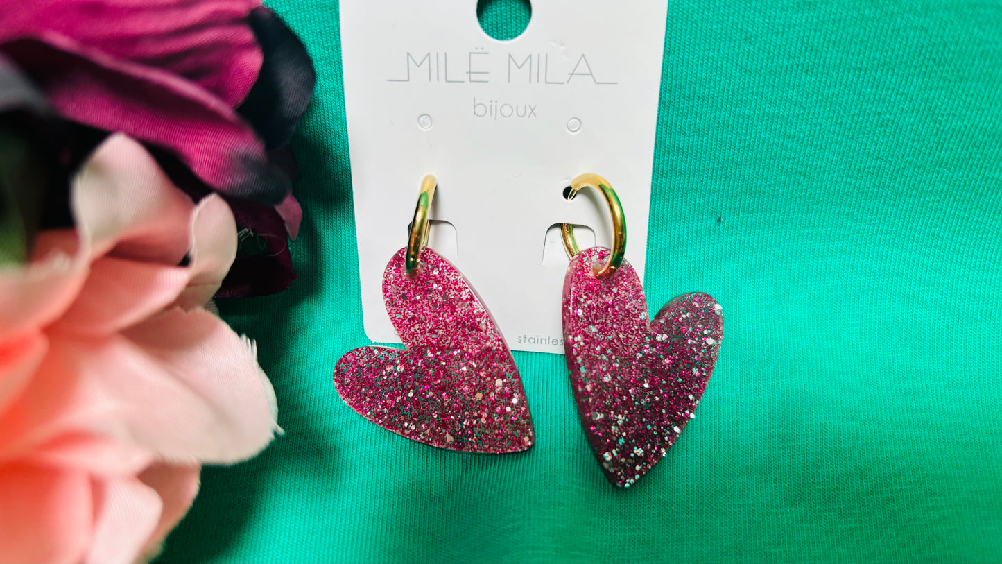 Avec ces boucles d'oreilles cœur rose à paillettes en plexi, apportez une touche de romantisme et d'originalité à vos tenues, tout en profitant d'un confort et d'une légèreté adaptés à toutes les occasions du quotidien et des événements spéciaux.