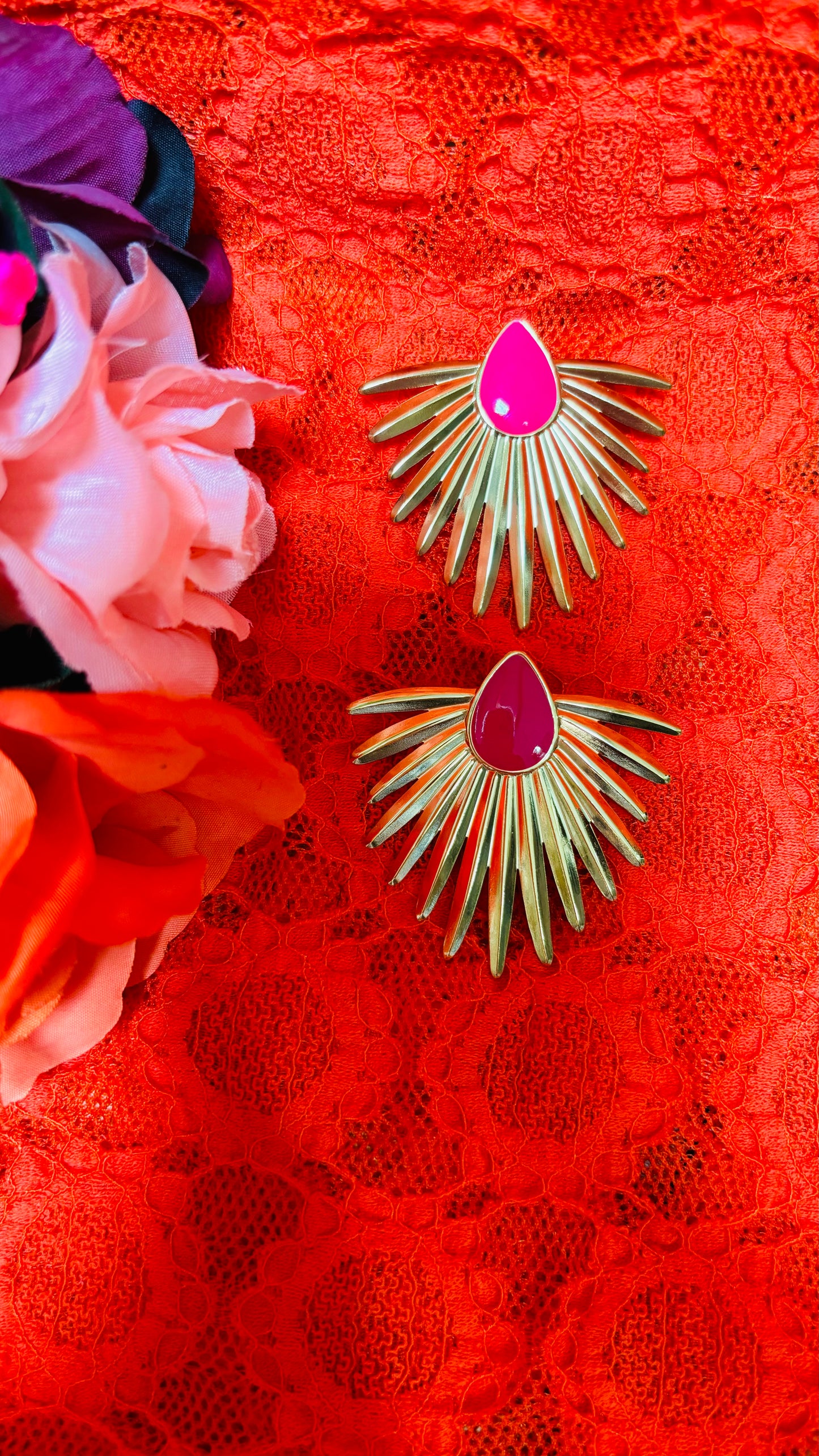 Avec ces boucles d'oreilles en acier inoxydable doré et goutte rose, vous apporterez une touche de couleur et de glamour à vos tenues, alliant confort et élégance au quotidien.