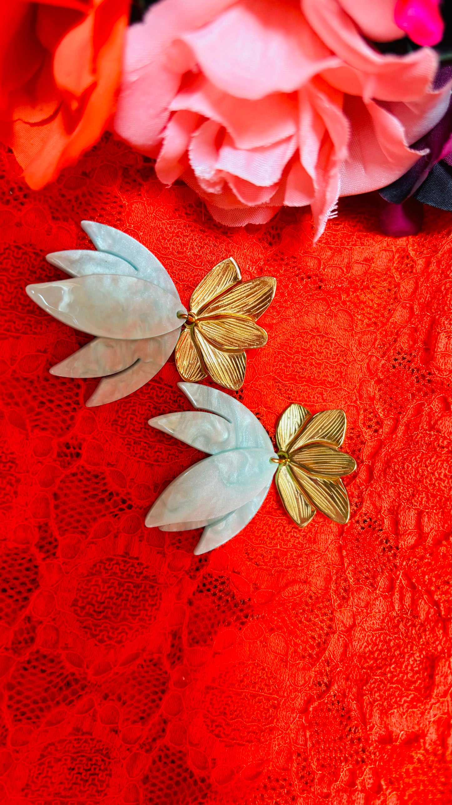 Avec ces boucles d'oreilles en acier inoxydable fleur de nénuphar et pendants vert d'eau, vous apporterez une touche de verticalité et de luminosité à vos tenues, alliant confort et élégance au quotidien.