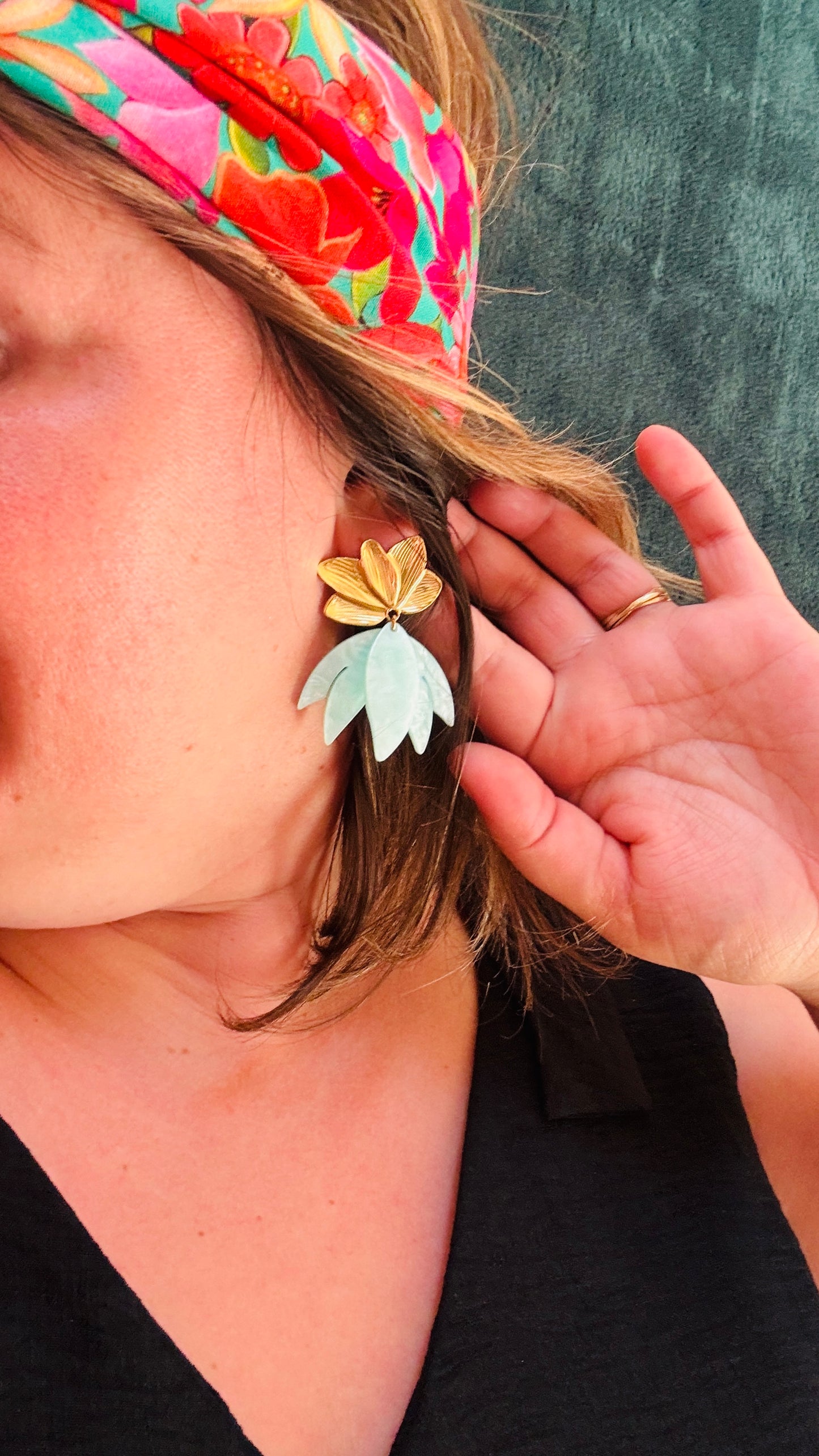 Avec ces boucles d'oreilles en acier inoxydable fleur de nénuphar et pendants vert d'eau, vous apporterez une touche de verticalité et de luminosité à vos tenues, alliant confort et élégance au quotidien.