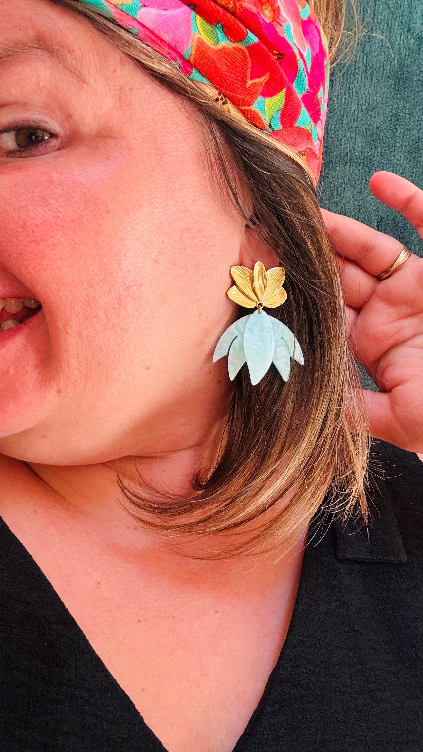 Avec ces boucles d'oreilles en acier inoxydable fleur de nénuphar et pendants vert d'eau, vous apporterez une touche de verticalité et de luminosité à vos tenues, alliant confort et élégance au quotidien.