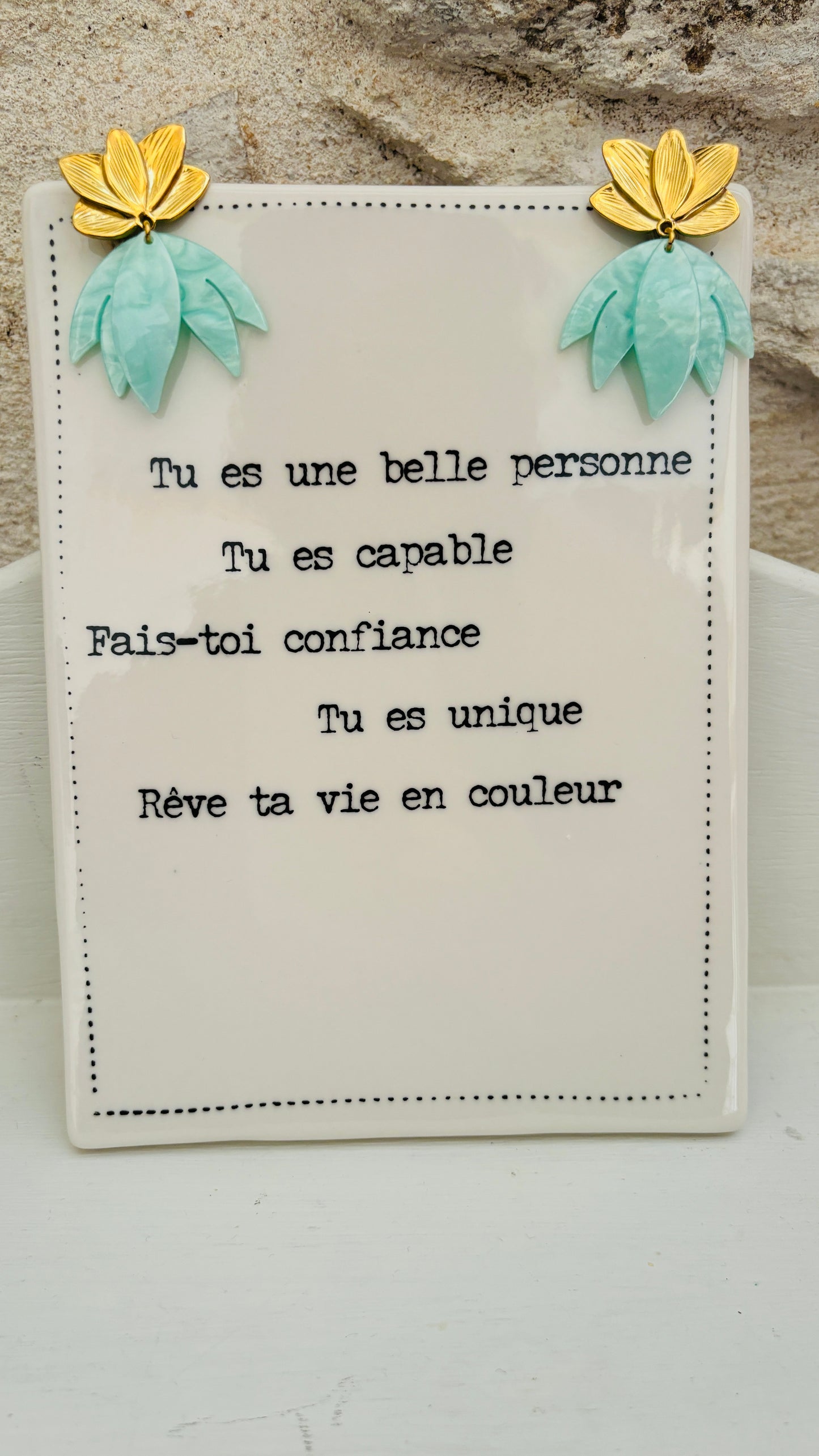 Avec ces boucles d'oreilles en acier inoxydable fleur de nénuphar et pendants vert d'eau, vous apporterez une touche de verticalité et de luminosité à vos tenues, alliant confort et élégance au quotidien.