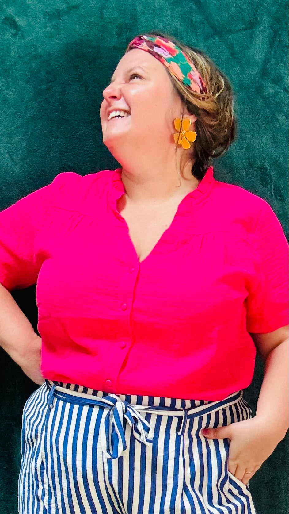 Avec cette boucle d'oreille grosse fleur orange en acier inoxydable doré, exprimez votre côté artistique tout en ajoutant une note de couleur et de joie à votre style quotidien. Parfaite pour les femmes qui aiment jouer avec la mode et afficher leur créativité avec élégance.