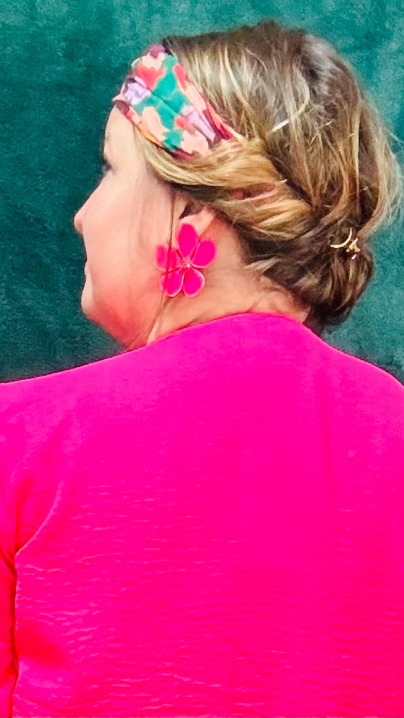 Avec cette boucle d'oreille grosse fleur rose fuchsia en acier inoxydable doré, exprimez votre côté artistique tout en ajoutant une note de couleur et de joie à votre style quotidien. Parfait pour les femmes qui aiment jouer avec la mode et afficher leur créativité avec élégance.
