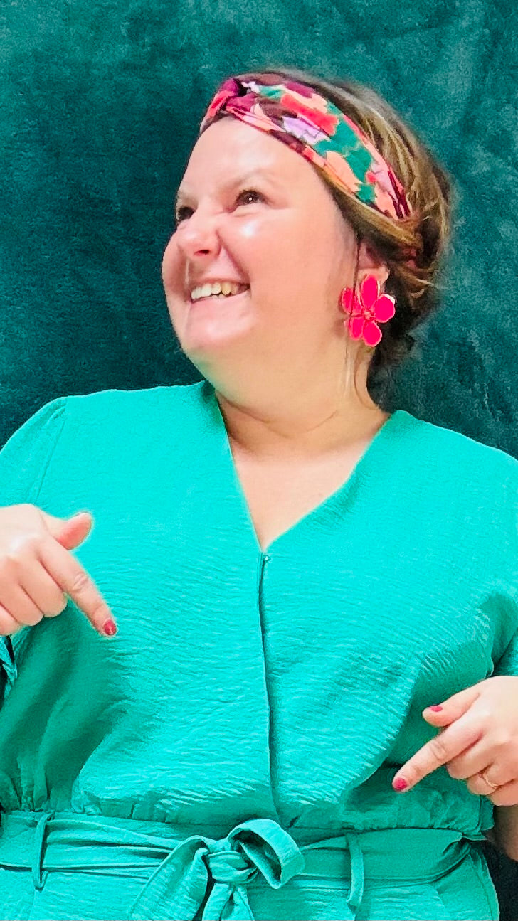 Avec cette boucle d'oreille grosse fleur rose fuchsia en acier inoxydable doré, exprimez votre côté artistique tout en ajoutant une note de couleur et de joie à votre style quotidien. Parfait pour les femmes qui aiment jouer avec la mode et afficher leur créativité avec élégance.