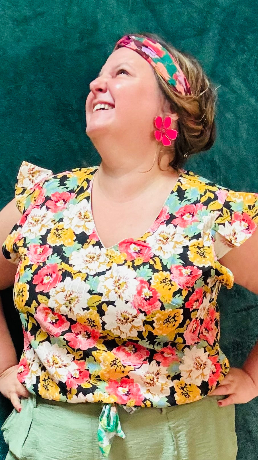 Avec cette boucle d'oreille grosse fleur rose fuchsia en acier inoxydable doré, exprimez votre côté artistique tout en ajoutant une note de couleur et de joie à votre style quotidien. Parfait pour les femmes qui aiment jouer avec la mode et afficher leur créativité avec élégance.