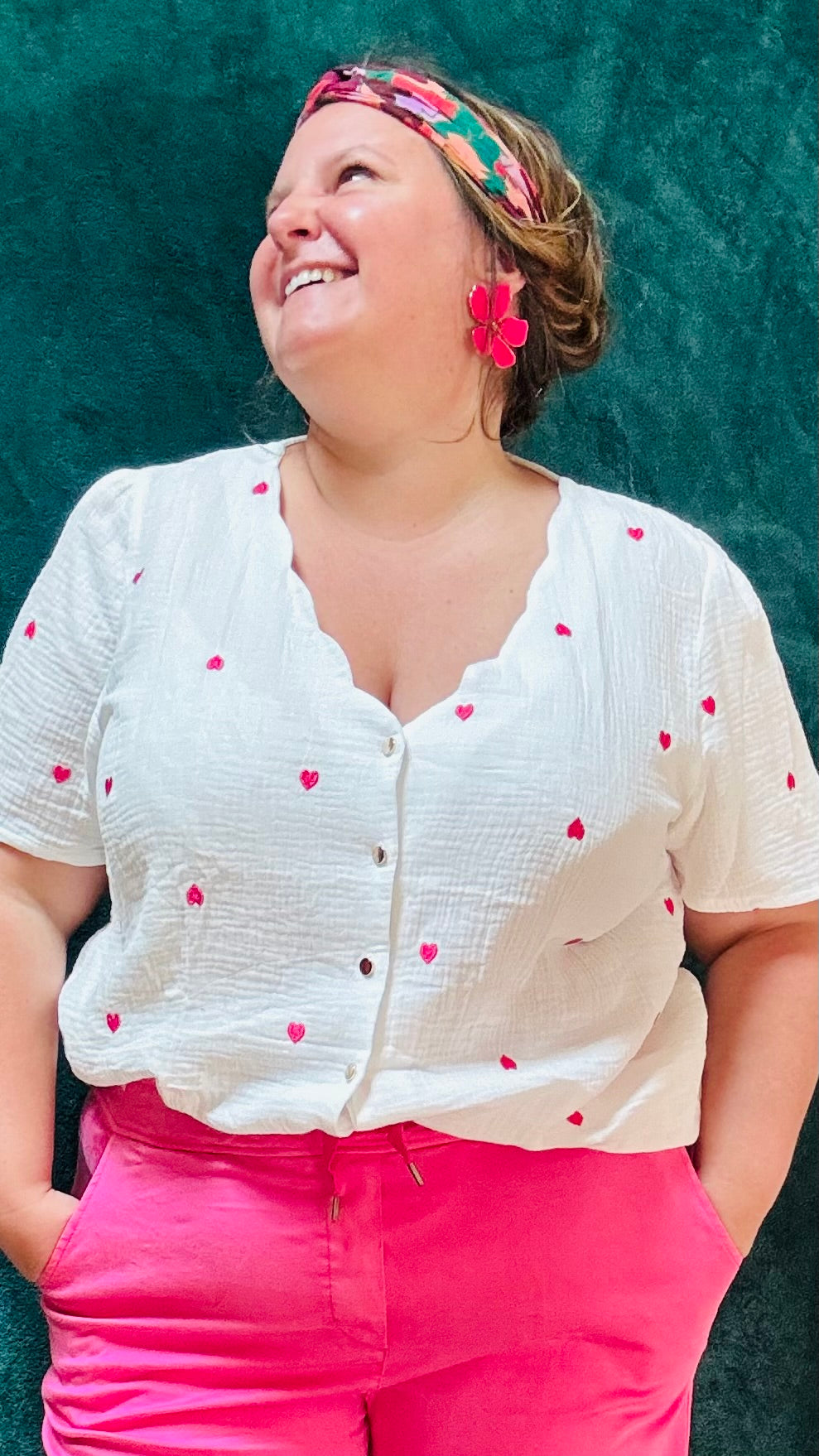 Avec cette boucle d'oreille grosse fleur rose fuchsia en acier inoxydable doré, exprimez votre côté artistique tout en ajoutant une note de couleur et de joie à votre style quotidien. Parfait pour les femmes qui aiment jouer avec la mode et afficher leur créativité avec élégance.