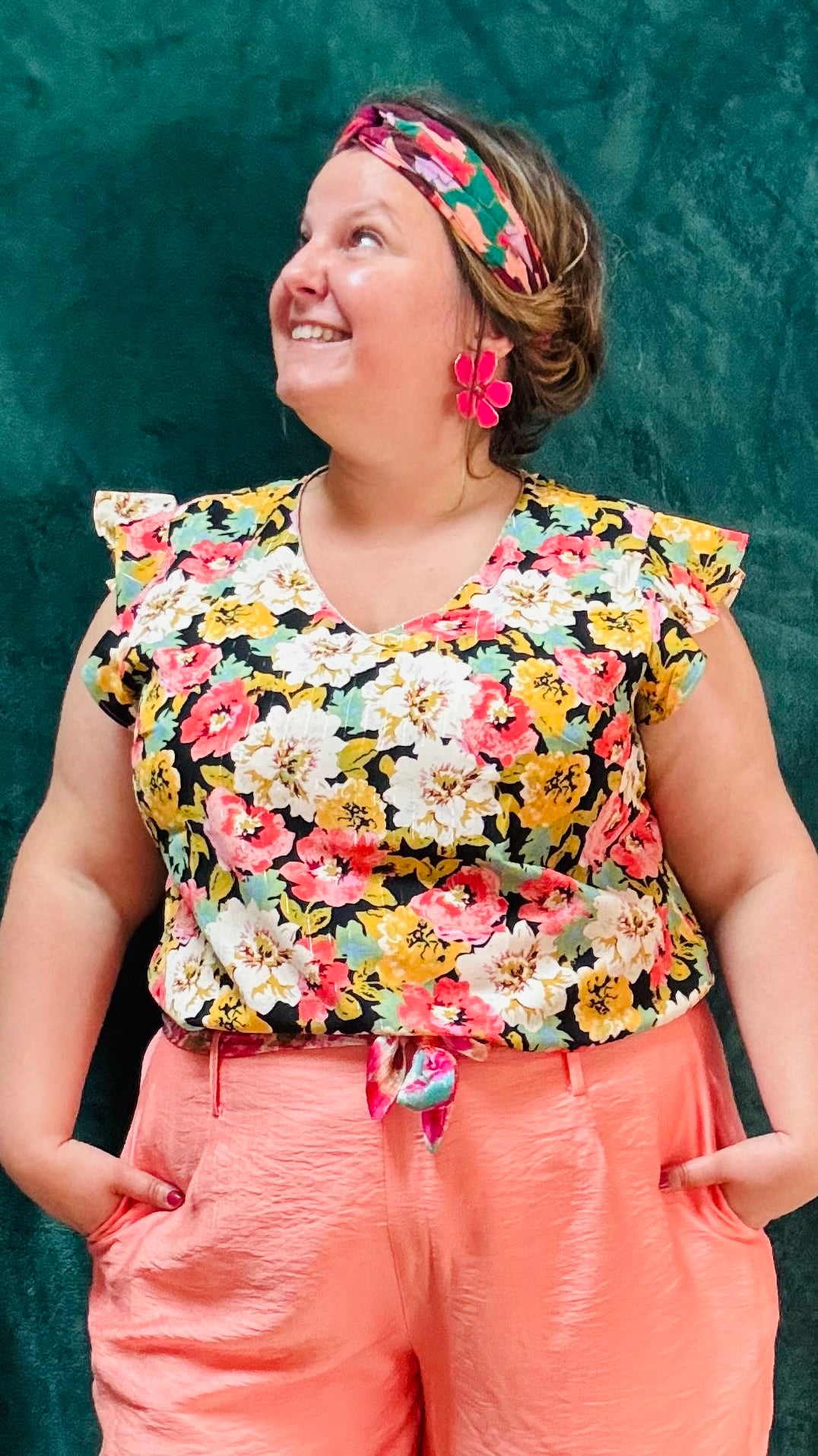Avec cette boucle d'oreille grosse fleur rose fuchsia en acier inoxydable doré, exprimez votre côté artistique tout en ajoutant une note de couleur et de joie à votre style quotidien. Parfait pour les femmes qui aiment jouer avec la mode et afficher leur créativité avec élégance.