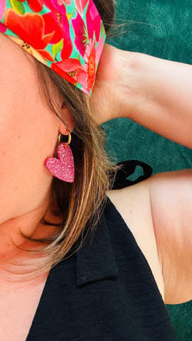 Boucle d'oreille Valentine - coeur rose et paillettes en plexi