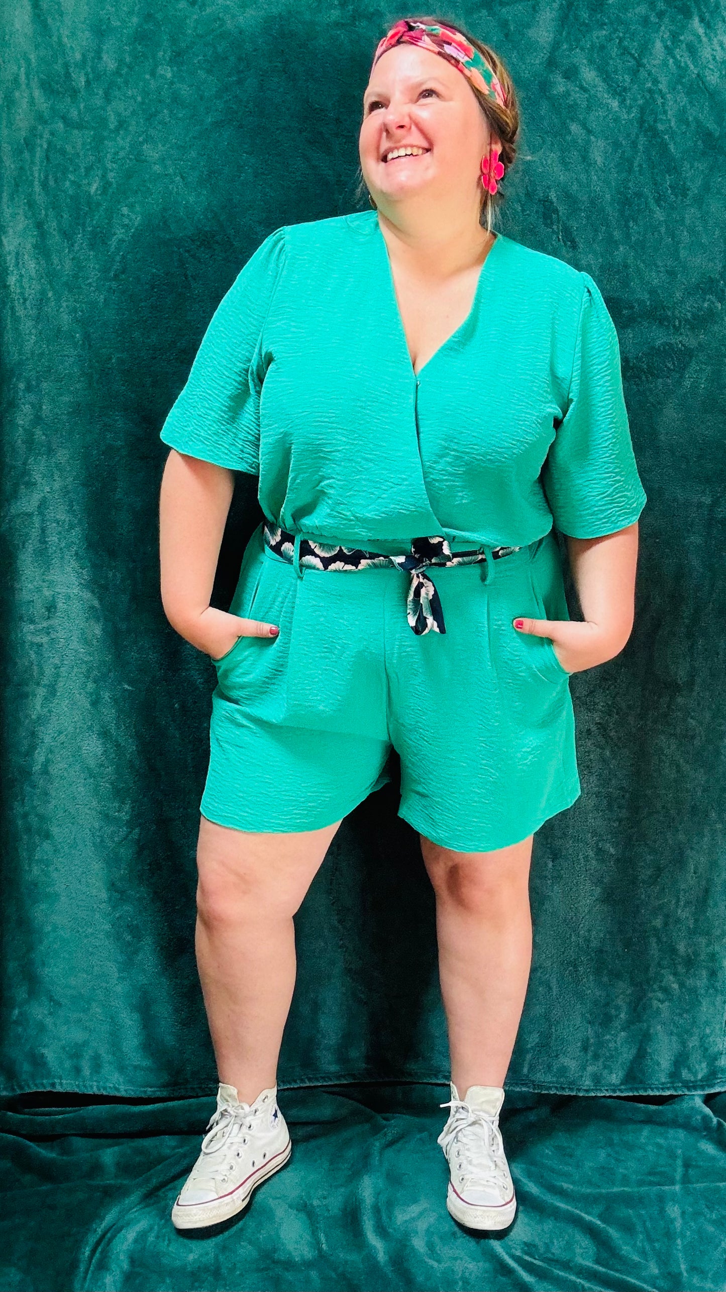 Avec ce combishort grande taille vert fluide et léger, soyez prêt à afficher un style estival et décontracté avec une touche de créativité et d'originalité. Idéal pour celles qui aiment les tenues confortables et dynamiques.