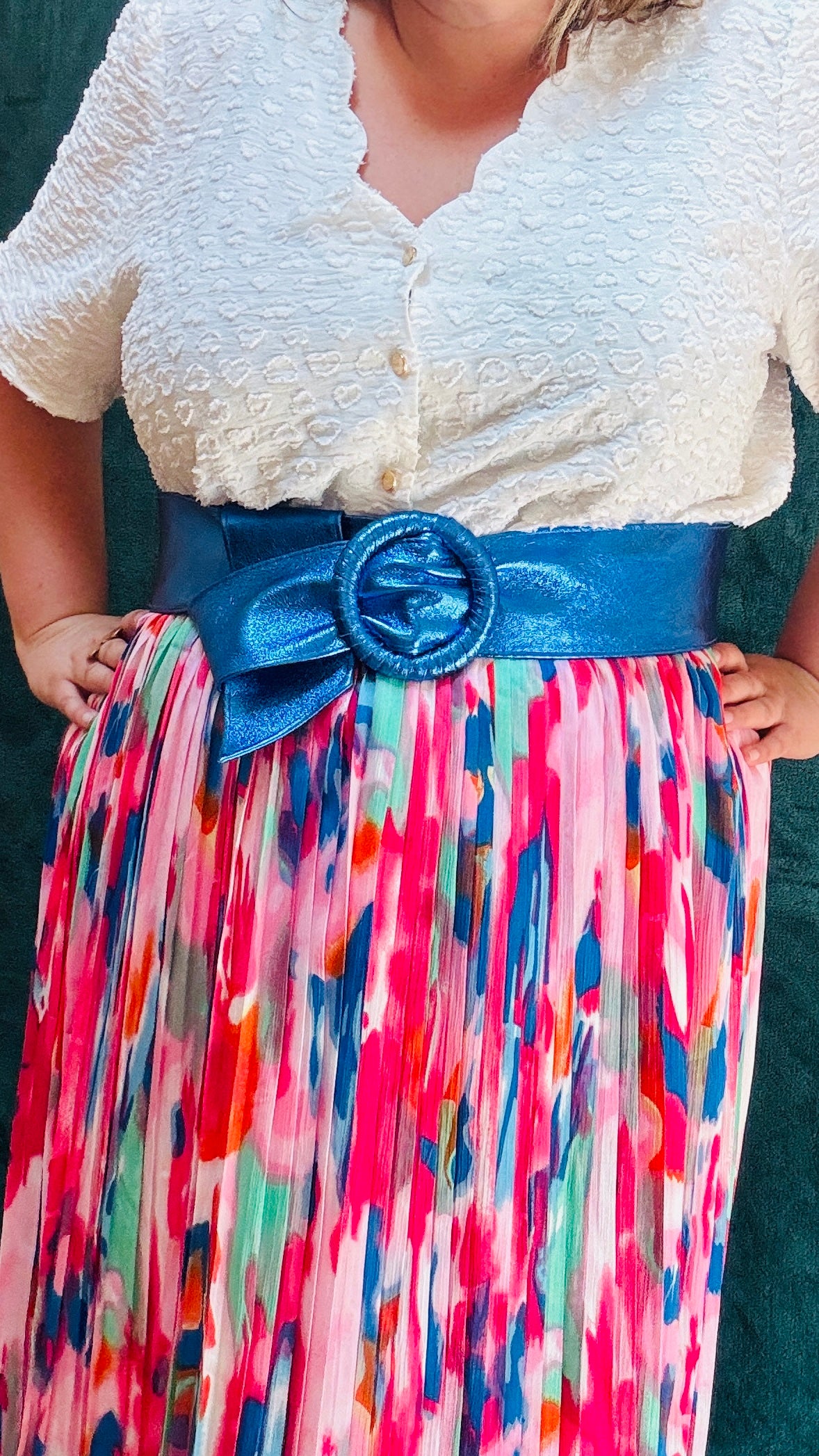 Avec cette ceinture grande taille en cuir bleu roi et pailleté, donnez du peps à votre garde-robe et transformez chaque tenue en une véritable œuvre d'art. Que ce soit pour une sortie décontractée ou une occasion particulière, cette ceinture est l'accessoire parfait pour ajouter une touche de sophistication et de luminosité à votre look.