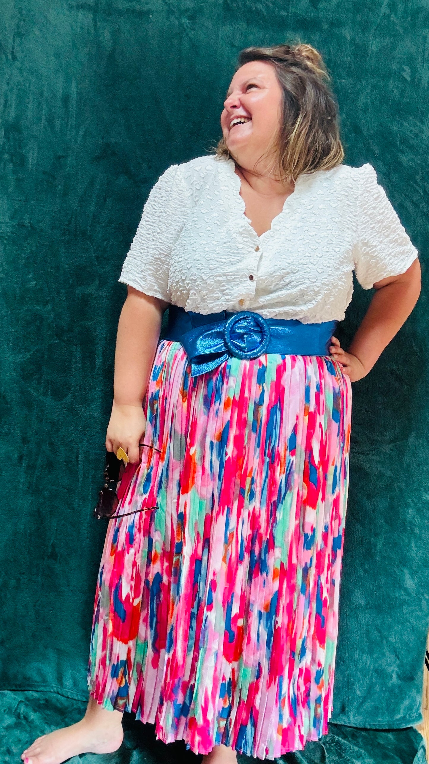 Avec cette ceinture grande taille en cuir bleu roi et pailleté, donnez du peps à votre garde-robe et transformez chaque tenue en une véritable œuvre d'art. Que ce soit pour une sortie décontractée ou une occasion particulière, cette ceinture est l'accessoire parfait pour ajouter une touche de sophistication et de luminosité à votre look.