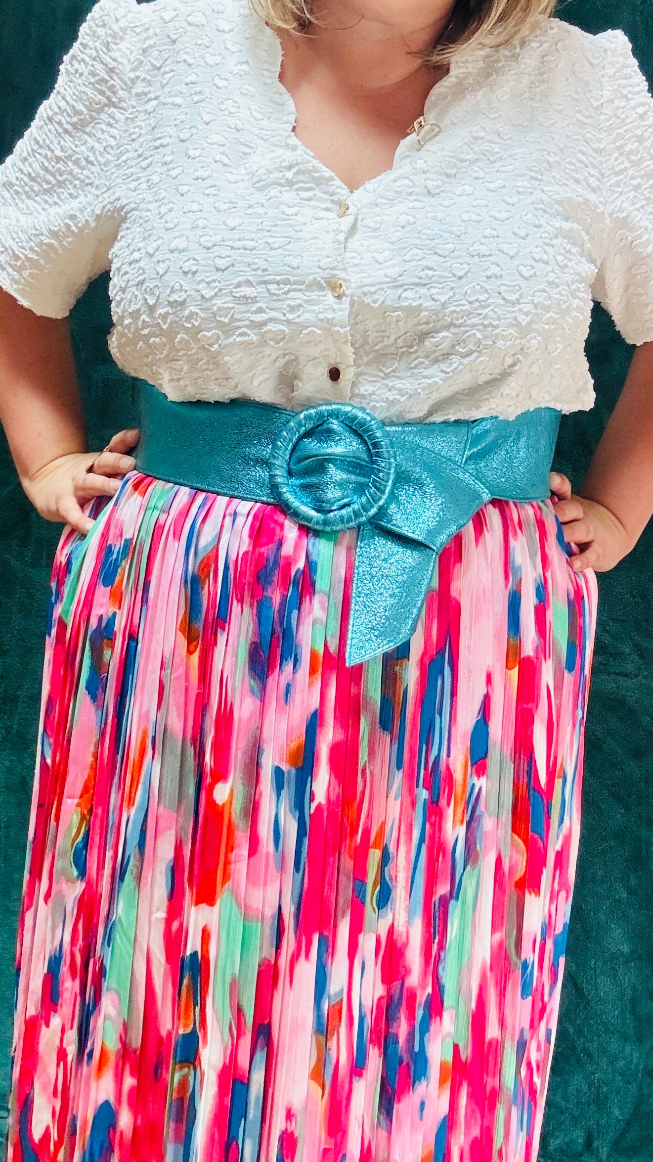 Avec cette ceinture grande taille en cuir bleu turquoise et pailleté, donnez du peps à votre garde-robe et transformez chaque tenue en une véritable œuvre d'art. Que ce soit pour une sortie décontractée ou une occasion particulière, cette ceinture est l'accessoire parfait pour ajouter une touche de sophistication et de luminosité à votre look.