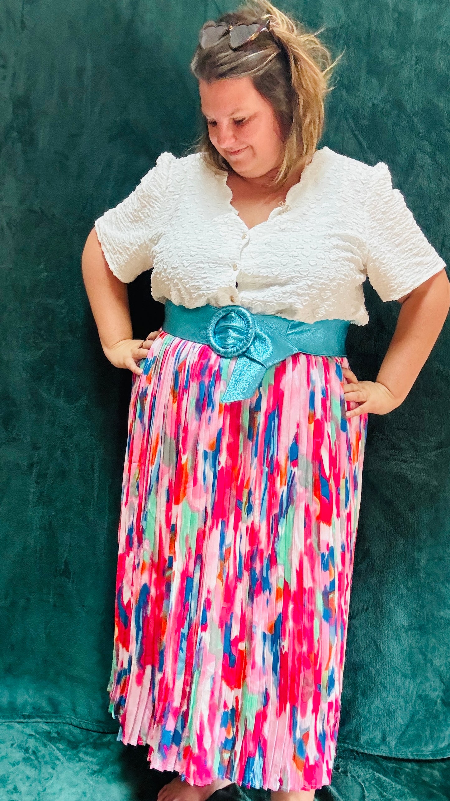 Avec cette ceinture grande taille en cuir bleu turquoise et pailleté, donnez du peps à votre garde-robe et transformez chaque tenue en une véritable œuvre d'art. Que ce soit pour une sortie décontractée ou une occasion particulière, cette ceinture est l'accessoire parfait pour ajouter une touche de sophistication et de luminosité à votre look.