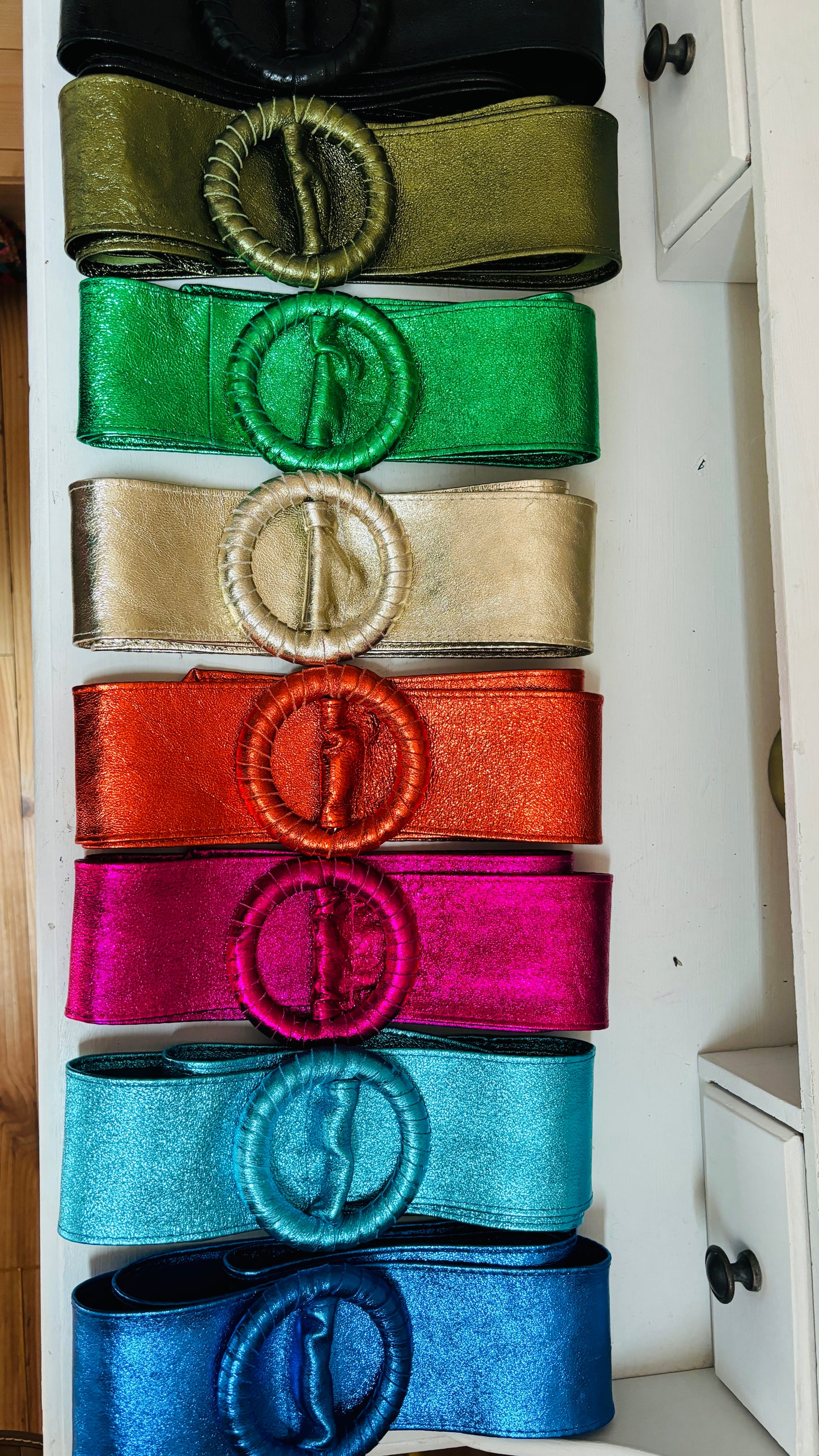 Avec cette ceinture grande taille en cuir coloré et pailleté, donnez du peps à votre garde-robe et transformez chaque tenue en une véritable œuvre d'art. Que ce soit pour une sortie décontractée ou une occasion particulière, cette ceinture est l'accessoire parfait pour ajouter une touche de sophistication et de luminosité à votre look.