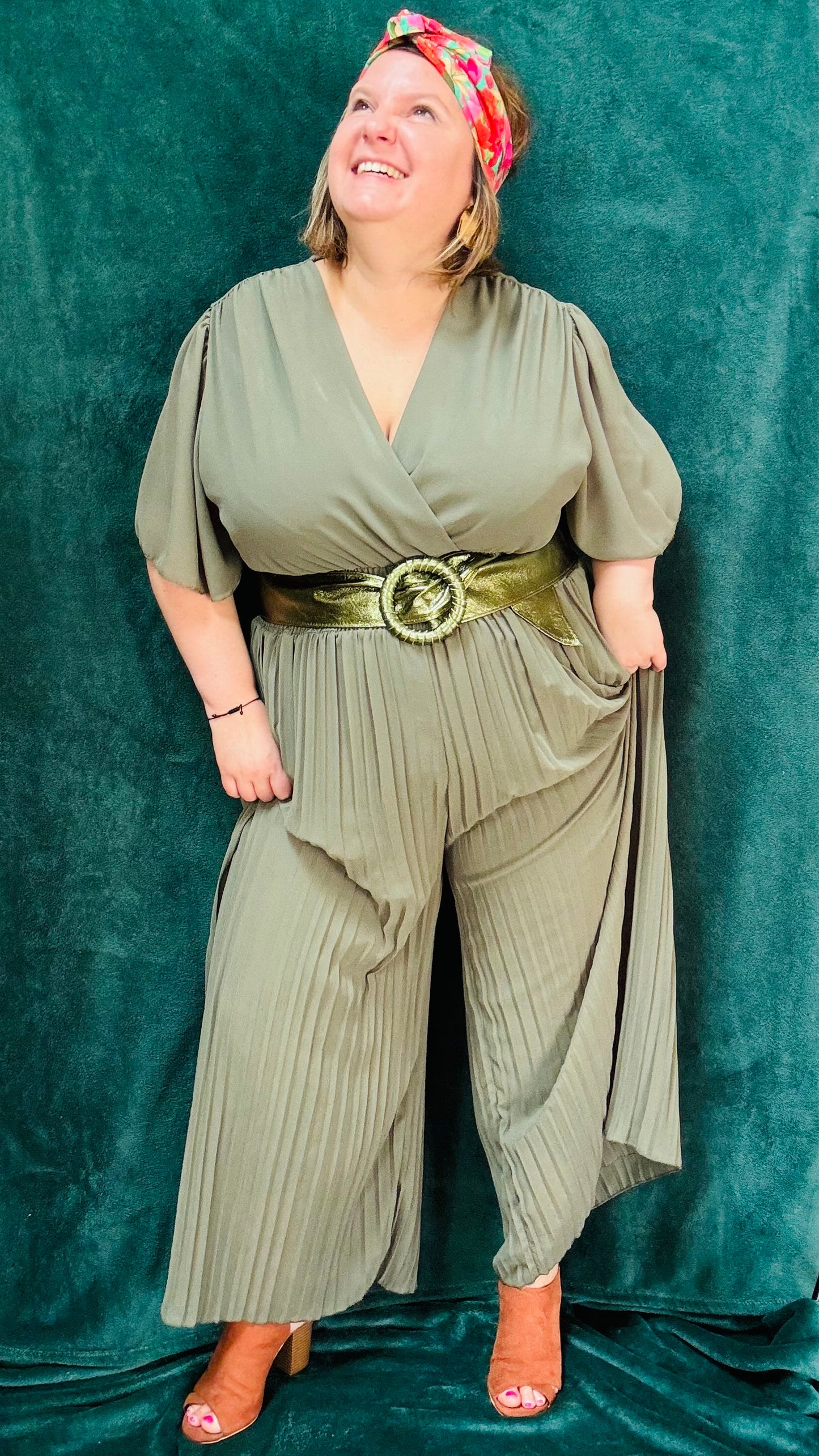 Avec cette ceinture grande taille en cuir kaki et pailleté, donnez du peps à votre garde-robe et transformez chaque tenue en une véritable œuvre d'art. Que ce soit pour une sortie décontractée ou une occasion particulière, cette ceinture est l'accessoire parfait pour ajouter une touche de sophistication et de luminosité à votre look.