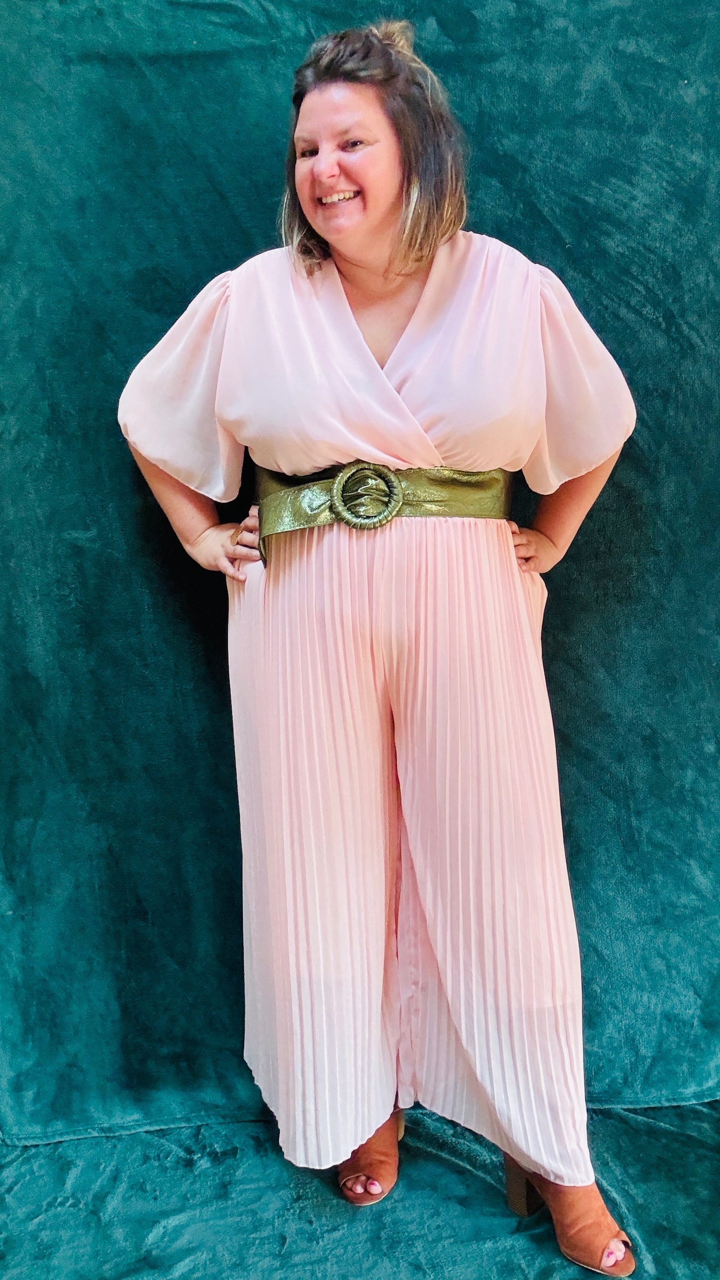 Avec cette ceinture grande taille en cuir kaki et pailleté, donnez du peps à votre garde-robe et transformez chaque tenue en une véritable œuvre d'art. Que ce soit pour une sortie décontractée ou une occasion particulière, cette ceinture est l'accessoire parfait pour ajouter une touche de sophistication et de luminosité à votre look.