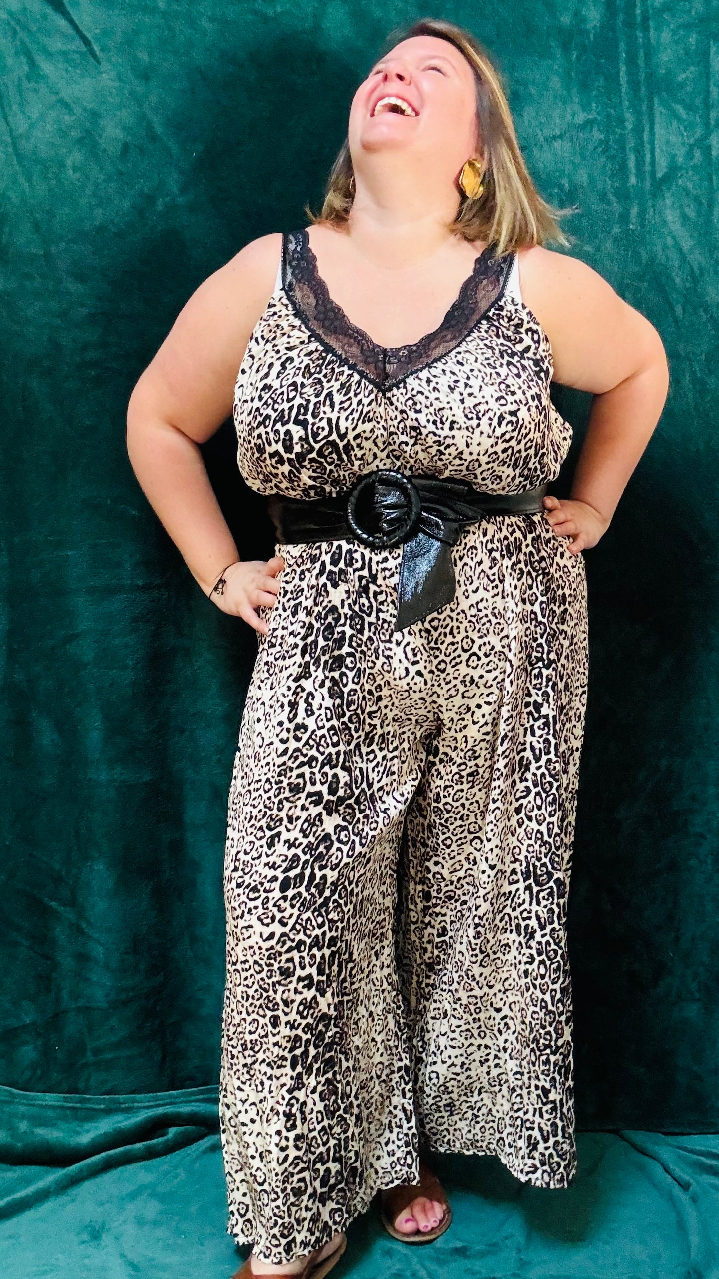 Avec cette ceinture grande taille en cuir noir et pailleté, donnez du peps à votre garde-robe et transformez chaque tenue en une véritable œuvre d'art. Que ce soit pour une sortie décontractée ou une occasion particulière, cette ceinture est l'accessoire parfait pour ajouter une touche de sophistication et de luminosité à votre look.