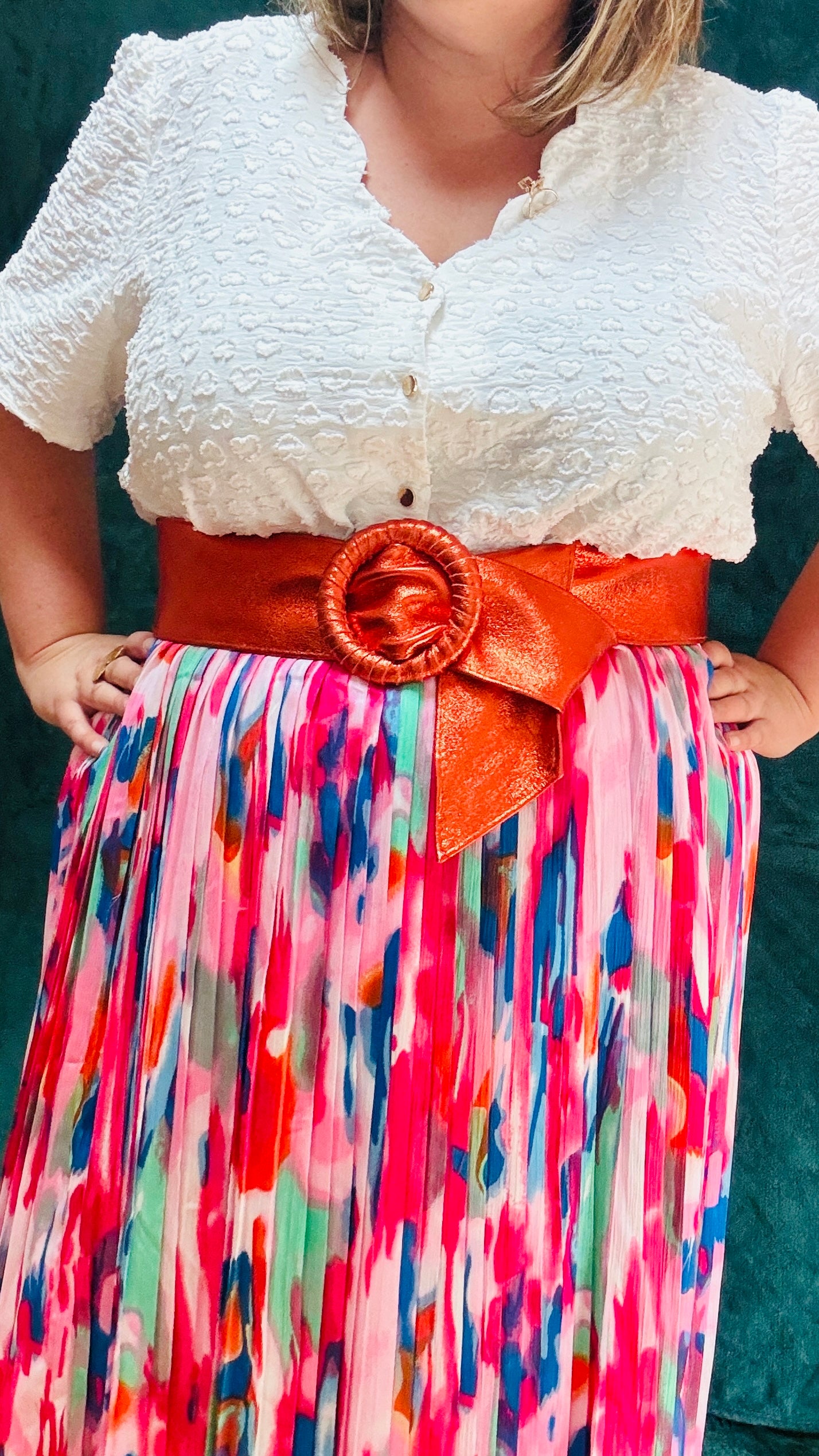 Avec cette ceinture grande taille en cuir orange et pailleté, donnez du peps à votre garde-robe et transformez chaque tenue en une véritable œuvre d'art. Que ce soit pour une sortie décontractée ou une occasion particulière, cette ceinture est l'accessoire parfait pour ajouter une touche de sophistication et de luminosité à votre look.