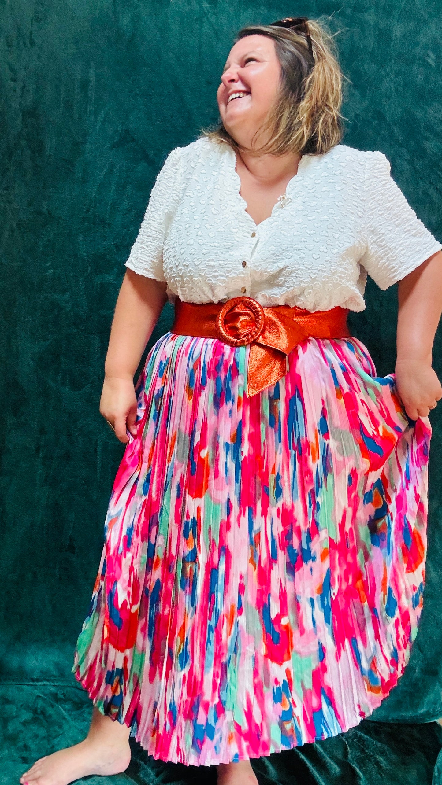 Avec cette ceinture grande taille en cuir orange et pailleté, donnez du peps à votre garde-robe et transformez chaque tenue en une véritable œuvre d'art. Que ce soit pour une sortie décontractée ou une occasion particulière, cette ceinture est l'accessoire parfait pour ajouter une touche de sophistication et de luminosité à votre look.