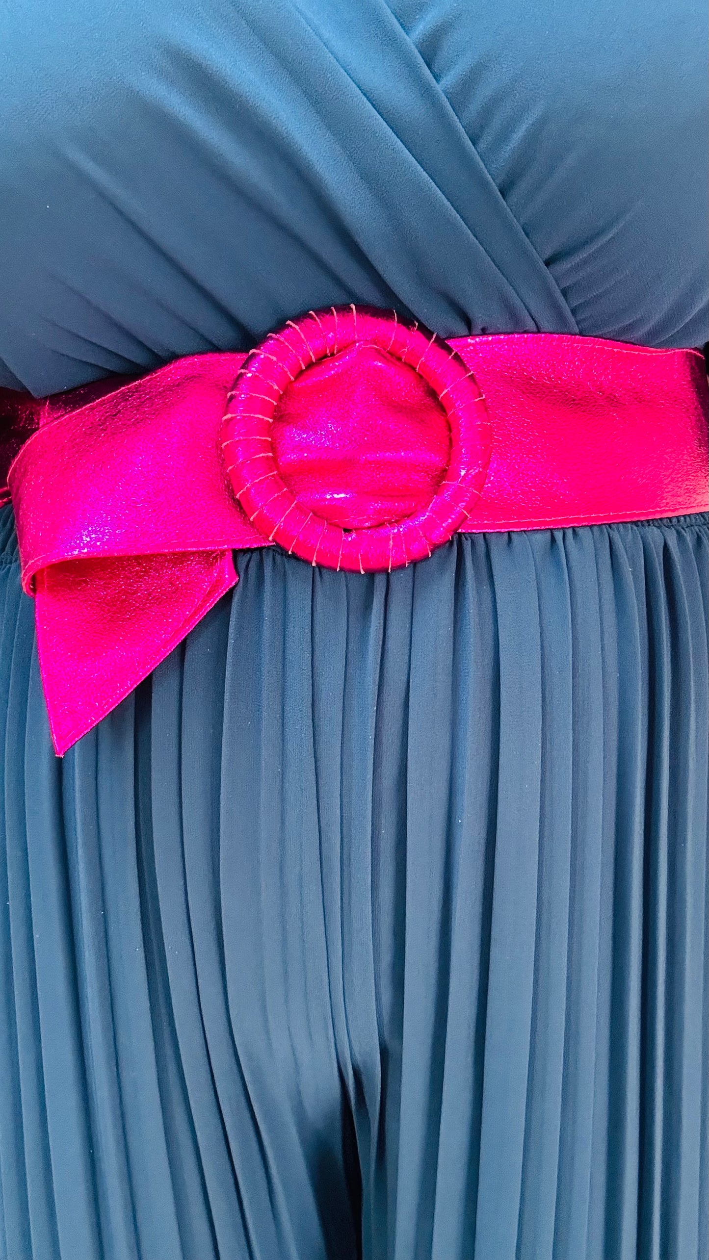 Avec cette ceinture grande taille en cuir rose fuchsia et pailleté, donnez du peps à votre garde-robe et transformez chaque tenue en une véritable œuvre d'art. Que ce soit pour une sortie décontractée ou une occasion particulière, cette ceinture est l'accessoire parfait pour ajouter une touche de sophistication et de luminosité à votre look.