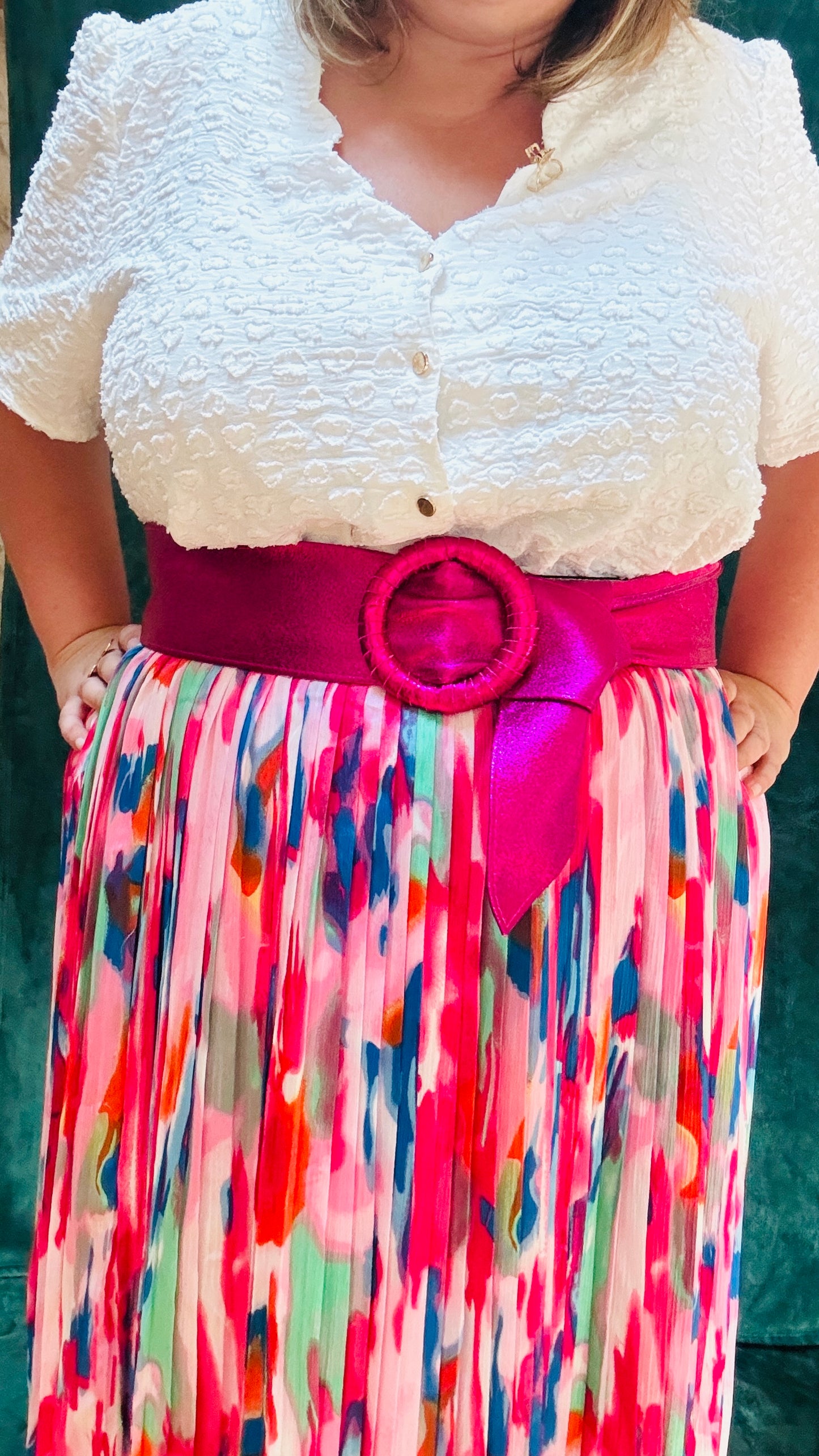Avec cette ceinture grande taille en cuir rose fuchsia et pailleté, donnez du peps à votre garde-robe et transformez chaque tenue en une véritable œuvre d'art. Que ce soit pour une sortie décontractée ou une occasion particulière, cette ceinture est l'accessoire parfait pour ajouter une touche de sophistication et de luminosité à votre look.