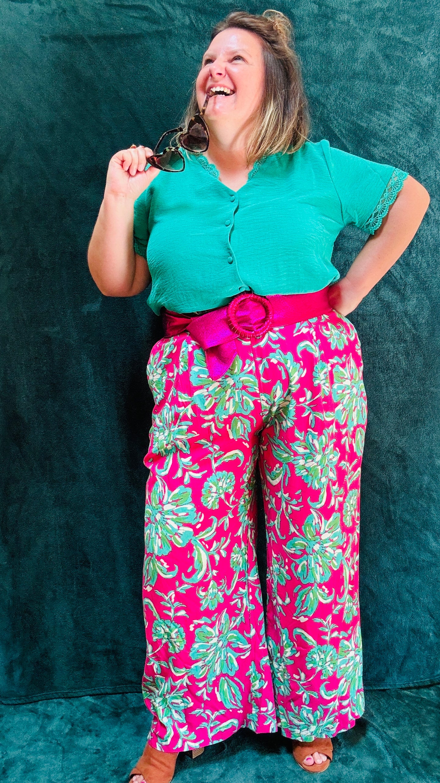 Avec cette ceinture grande taille en cuir rose fuchsia et pailleté, donnez du peps à votre garde-robe et transformez chaque tenue en une véritable œuvre d'art. Que ce soit pour une sortie décontractée ou une occasion particulière, cette ceinture est l'accessoire parfait pour ajouter une touche de sophistication et de luminosité à votre look.