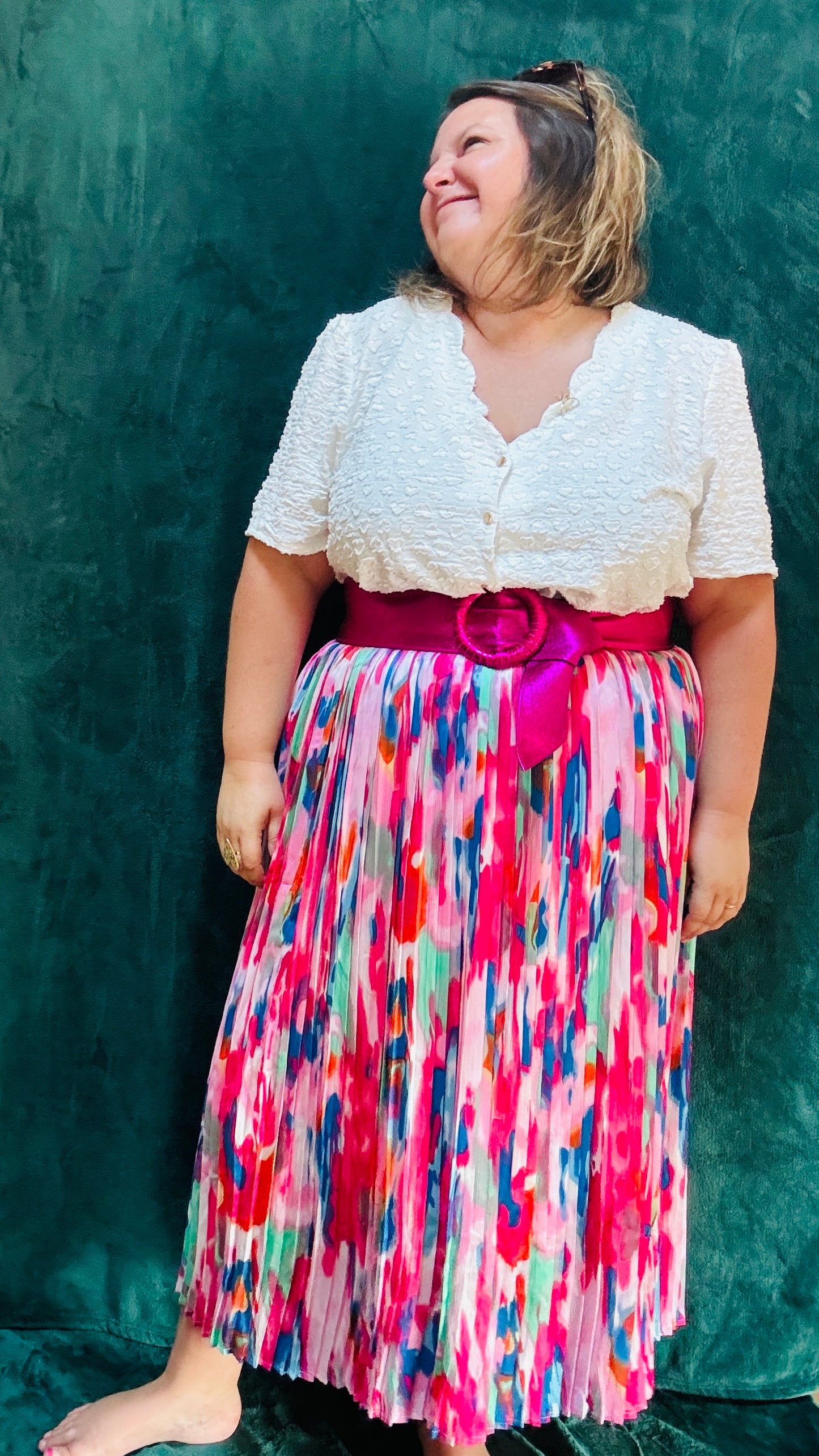 Avec cette ceinture grande taille en cuir rose fuchsia et pailleté, donnez du peps à votre garde-robe et transformez chaque tenue en une véritable œuvre d'art. Que ce soit pour une sortie décontractée ou une occasion particulière, cette ceinture est l'accessoire parfait pour ajouter une touche de sophistication et de luminosité à votre look.