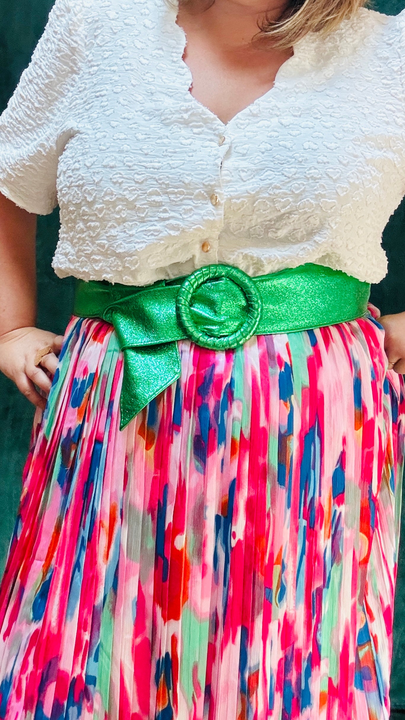 Avec cette ceinture grande taille en cuir verte et pailletée, donnez du peps à votre garde-robe et transformez chaque tenue en une véritable œuvre d'art. Que ce soit pour une sortie décontractée ou une occasion particulière, cette ceinture est l'accessoire parfait pour ajouter une touche de sophistication et de luminosité à votre look.