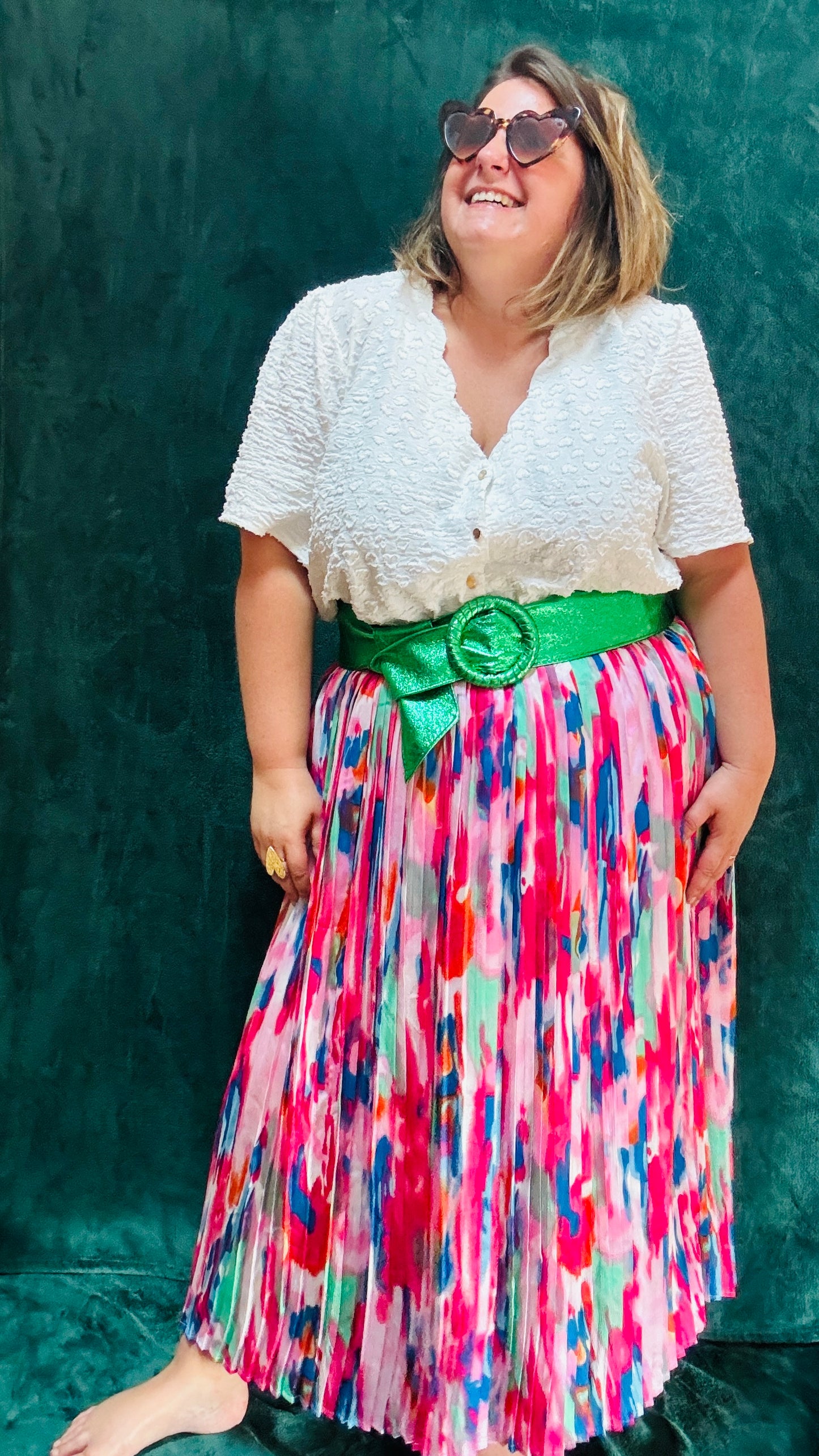 Avec cette ceinture grande taille en cuir vert et pailletée, donnez du peps à votre garde-robe et transformez chaque tenue en une véritable œuvre d'art. Que ce soit pour une sortie décontractée ou une occasion particulière, cette ceinture est l'accessoire parfait pour ajouter une touche de sophistication et de luminosité à votre look.
