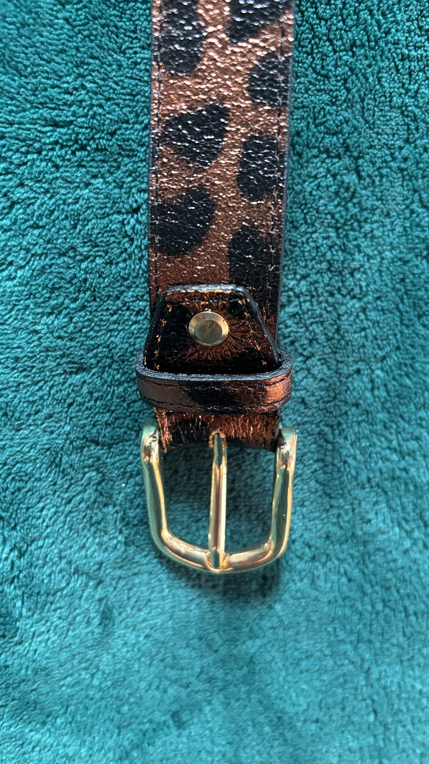 Avec cette ceinture grande taille en cuir pailleté, ajoutez une dose de peps et d'éclat à vos tenues pour toutes les occasions. Son style créatif et glamour la rend indispensable pour celles qui souhaitent briller au quotidien ou lors d'événements plus habillés.