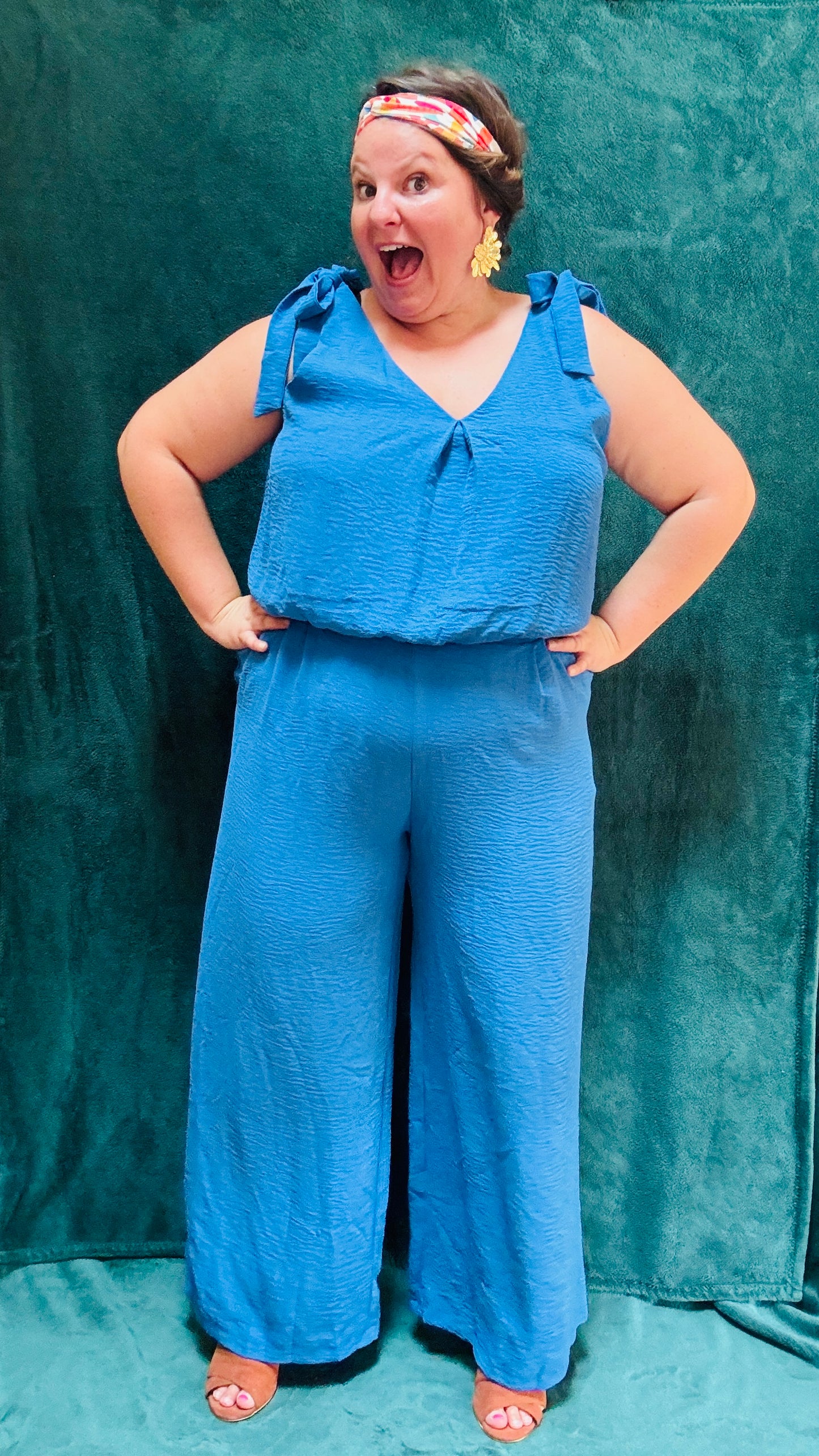 Avec cette combinaison grande taille sans manche bleu, vous alliez élégance et confort pour toutes les occasions