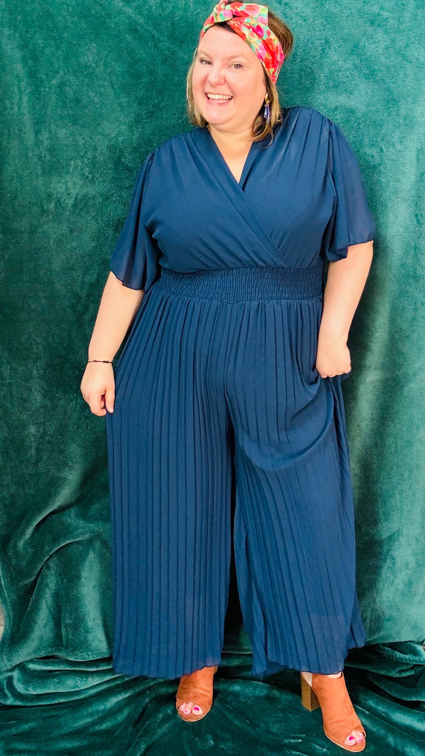 Avec cette combinaison grande taille bleu marine, légère et habillée, affichez un style élégant et confortable en toutes occasions. Parfait pour les femmes qui recherchent une pièce polyvalente et chic, tout en profitant d'un confort incomparable.