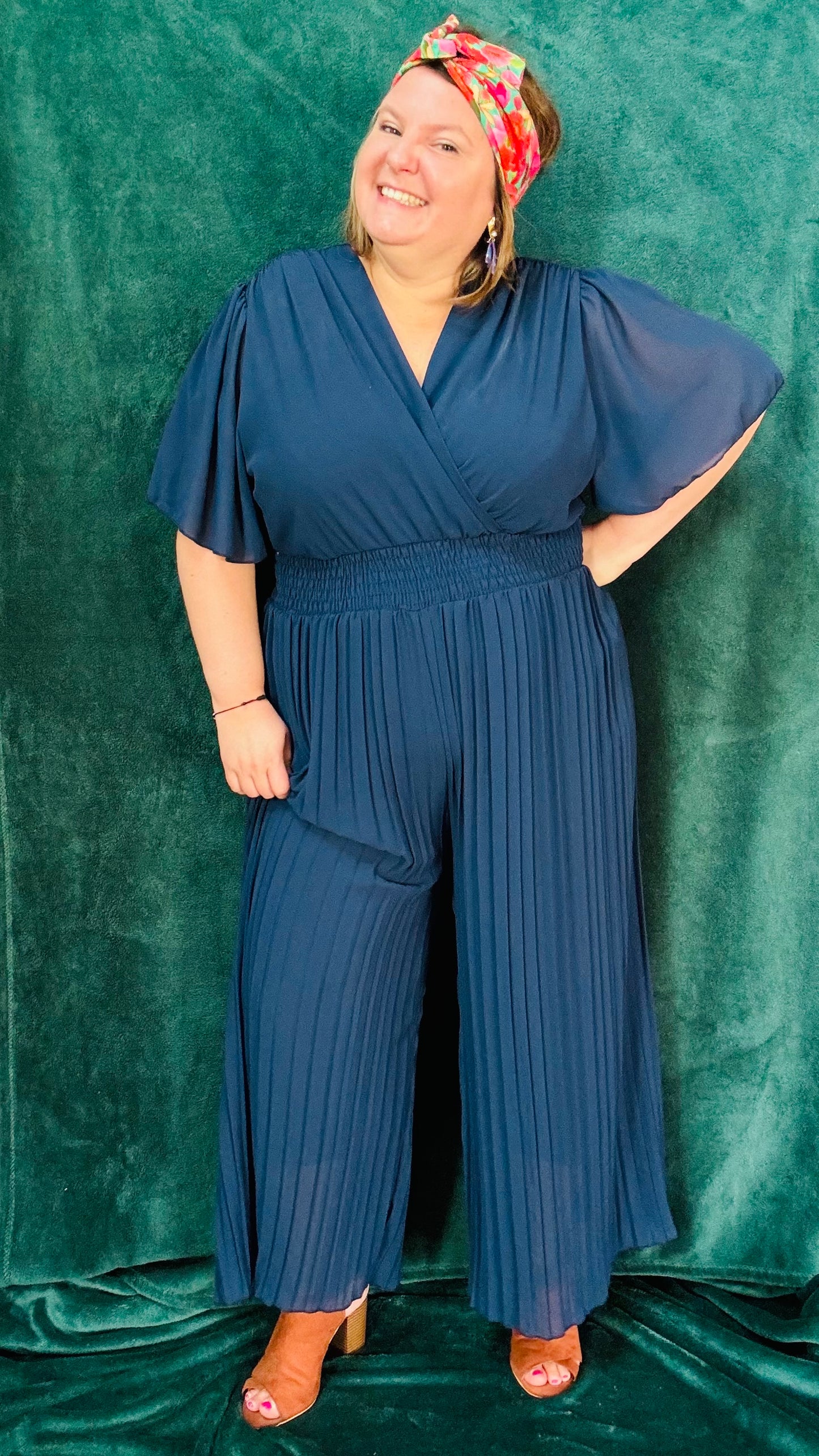 Avec cette combinaison grande taille bleu marine, légère et habillée, affichez un style élégant et confortable en toutes occasions. Parfait pour les femmes qui recherchent une pièce polyvalente et chic, tout en profitant d'un confort incomparable.