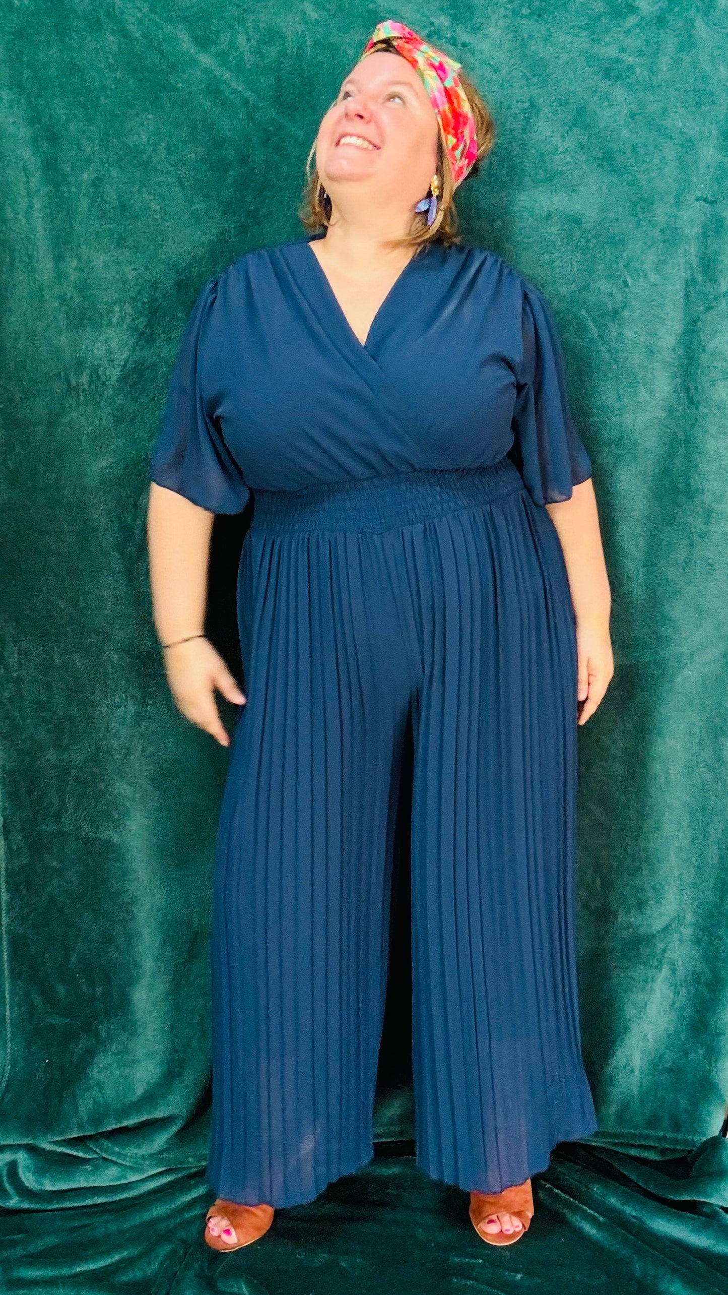 Avec cette combinaison grande taille bleu marine, légère et habillée, affichez un style élégant et confortable en toutes occasions. Parfait pour les femmes qui recherchent une pièce polyvalente et chic, tout en profitant d'un confort incomparable.