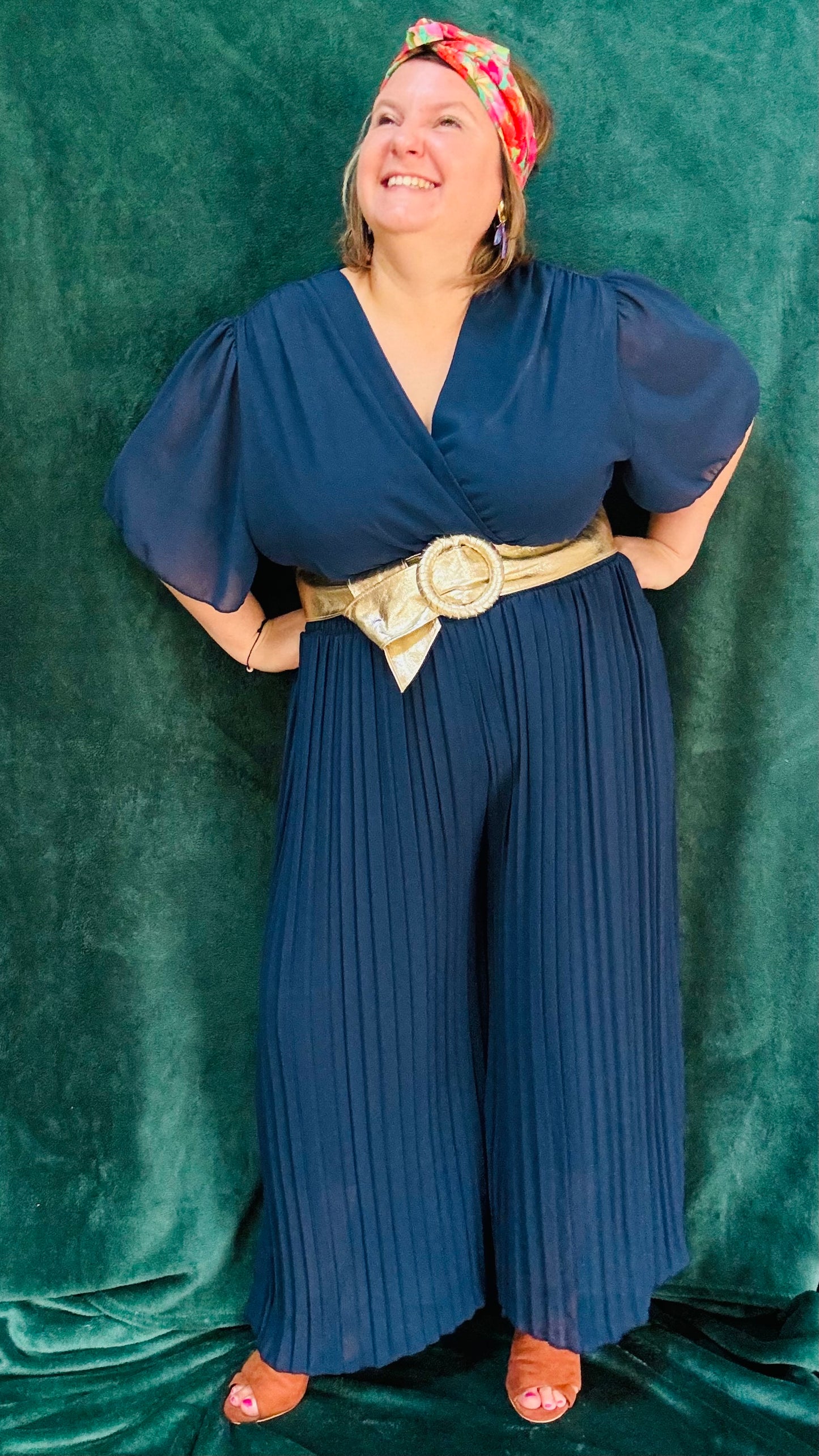 Avec cette combinaison grande taille bleu marine, légère et habillée, affichez un style élégant et confortable en toutes occasions. Parfait pour les femmes qui recherchent une pièce polyvalente et chic, tout en profitant d'un confort incomparable.