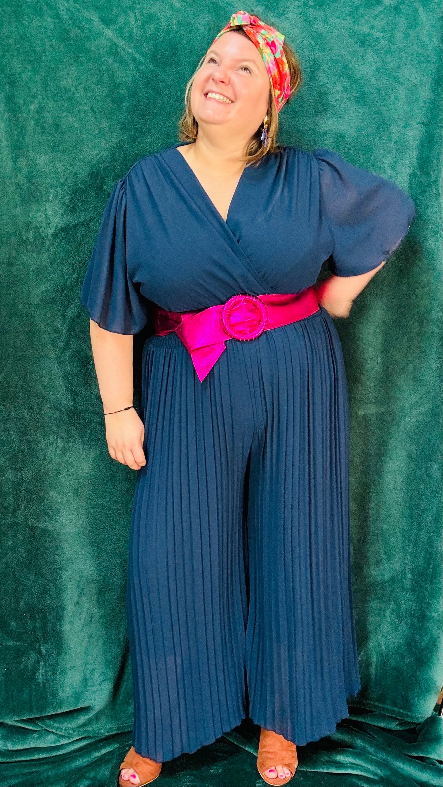 Avec cette combinaison grande taille bleu marine, légère et habillée, affichez un style élégant et confortable en toutes occasions. Parfait pour les femmes qui recherchent une pièce polyvalente et chic, tout en profitant d'un confort incomparable.