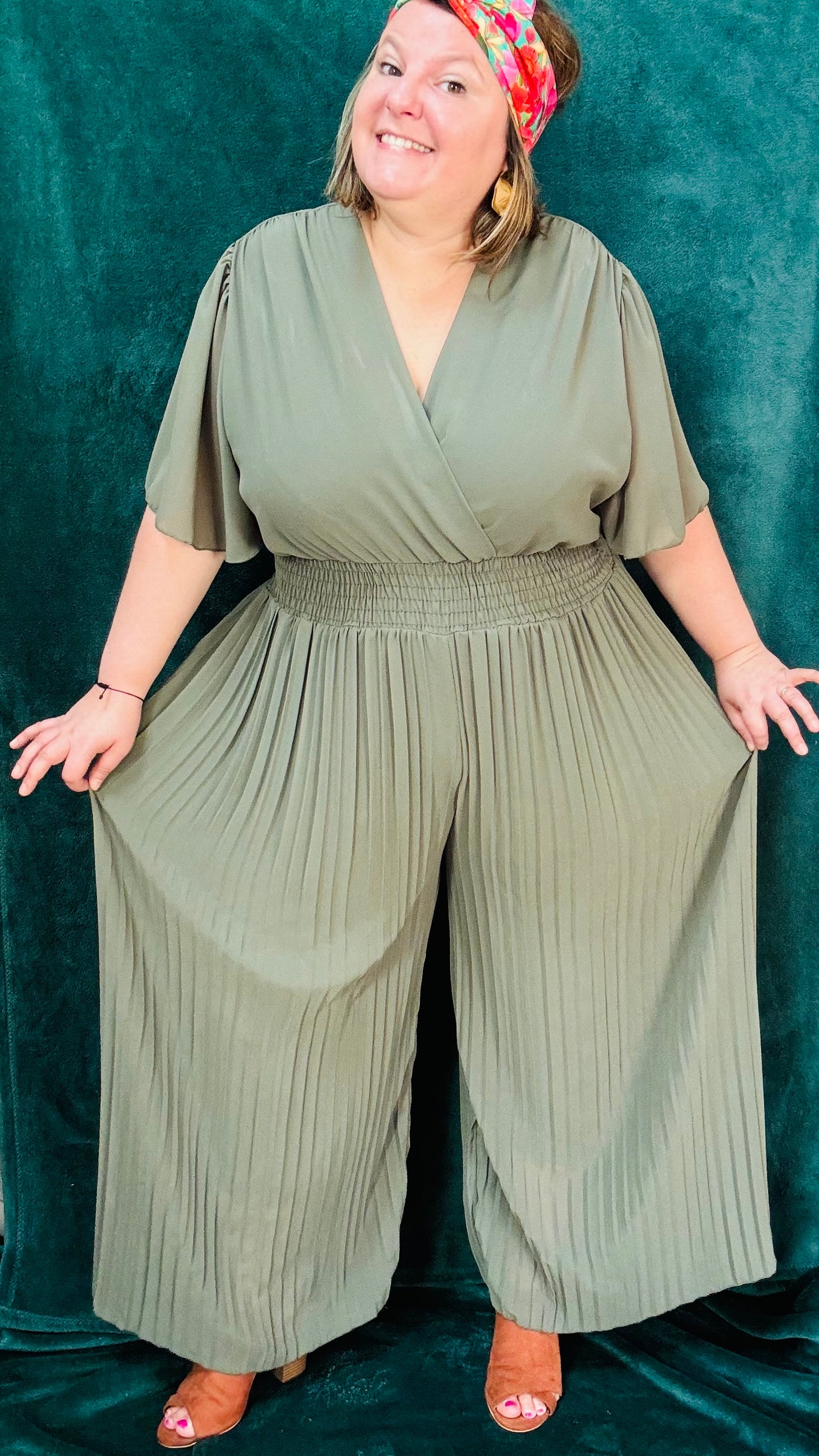 Avec cette combinaison grande taille kaki, légère et habillée, affichez un style élégant et confortable en toutes occasions. Parfait pour les femmes qui recherchent une pièce polyvalente et chic, tout en profitant d'un confort incomparable.