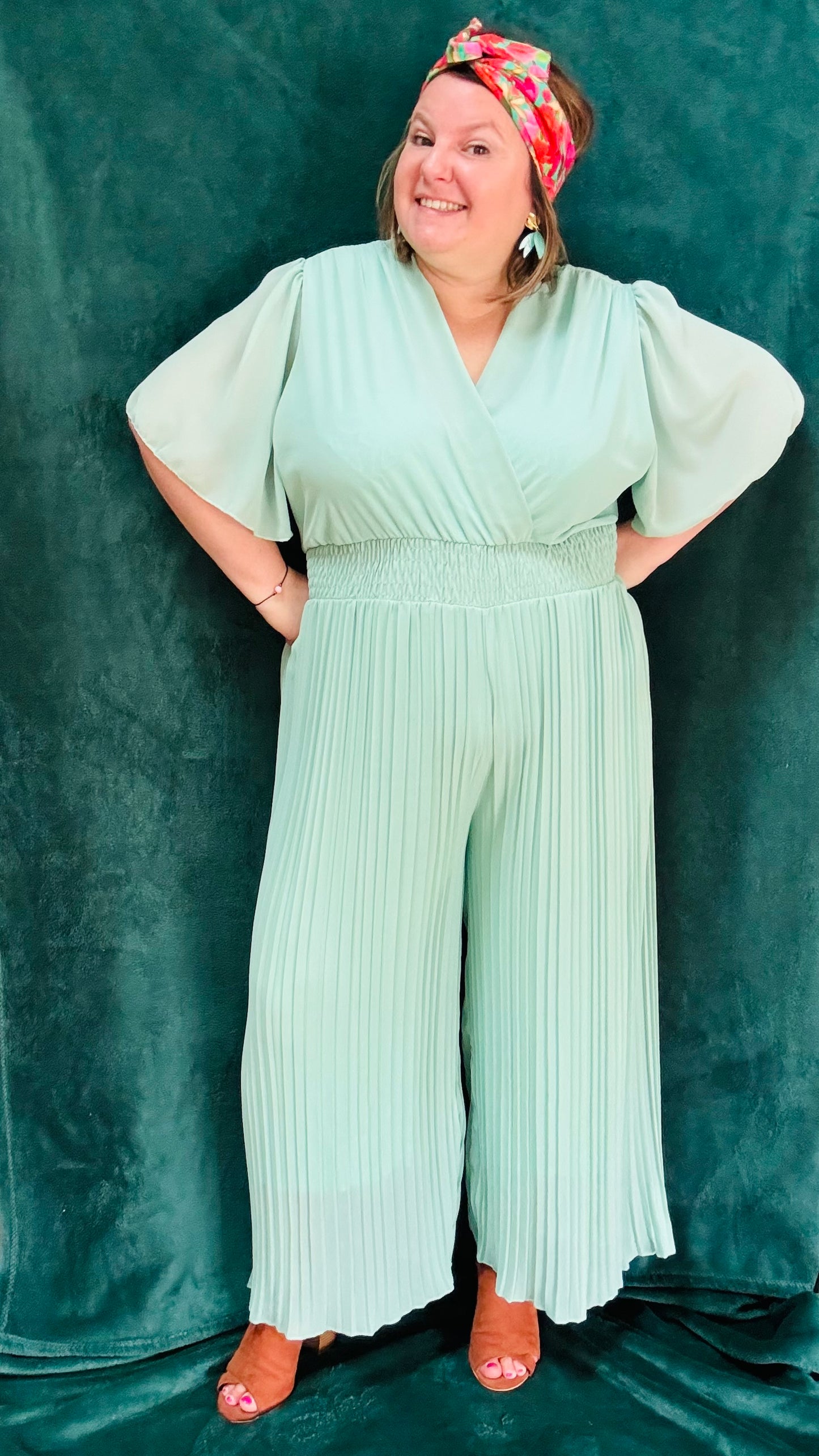 Avec cette combinaison grande taille vert d'eau, légère et habillée, affichez un style élégant et confortable en toutes occasions. Parfait pour les femmes qui recherchent une pièce polyvalente et chic, tout en profitant d'un confort incomparable.