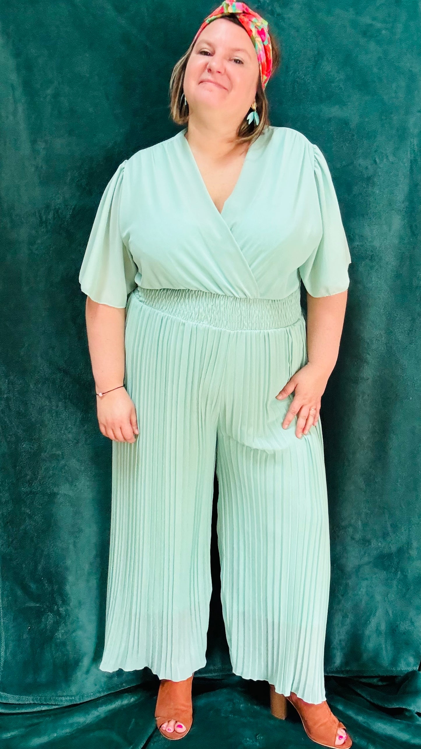 Avec cette combinaison grande taille vert d'eau, légère et habillée, affichez un style élégant et confortable en toutes occasions. Parfait pour les femmes qui recherchent une pièce polyvalente et chic, tout en profitant d'un confort incomparable.