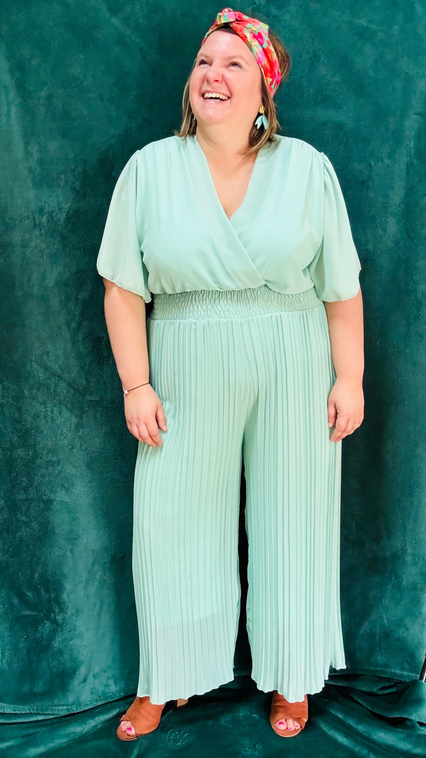 Avec cette combinaison grande taille vert d'eau, légère et habillée, affichez un style élégant et confortable en toutes occasions. Parfait pour les femmes qui recherchent une pièce polyvalente et chic, tout en profitant d'un confort incomparable.