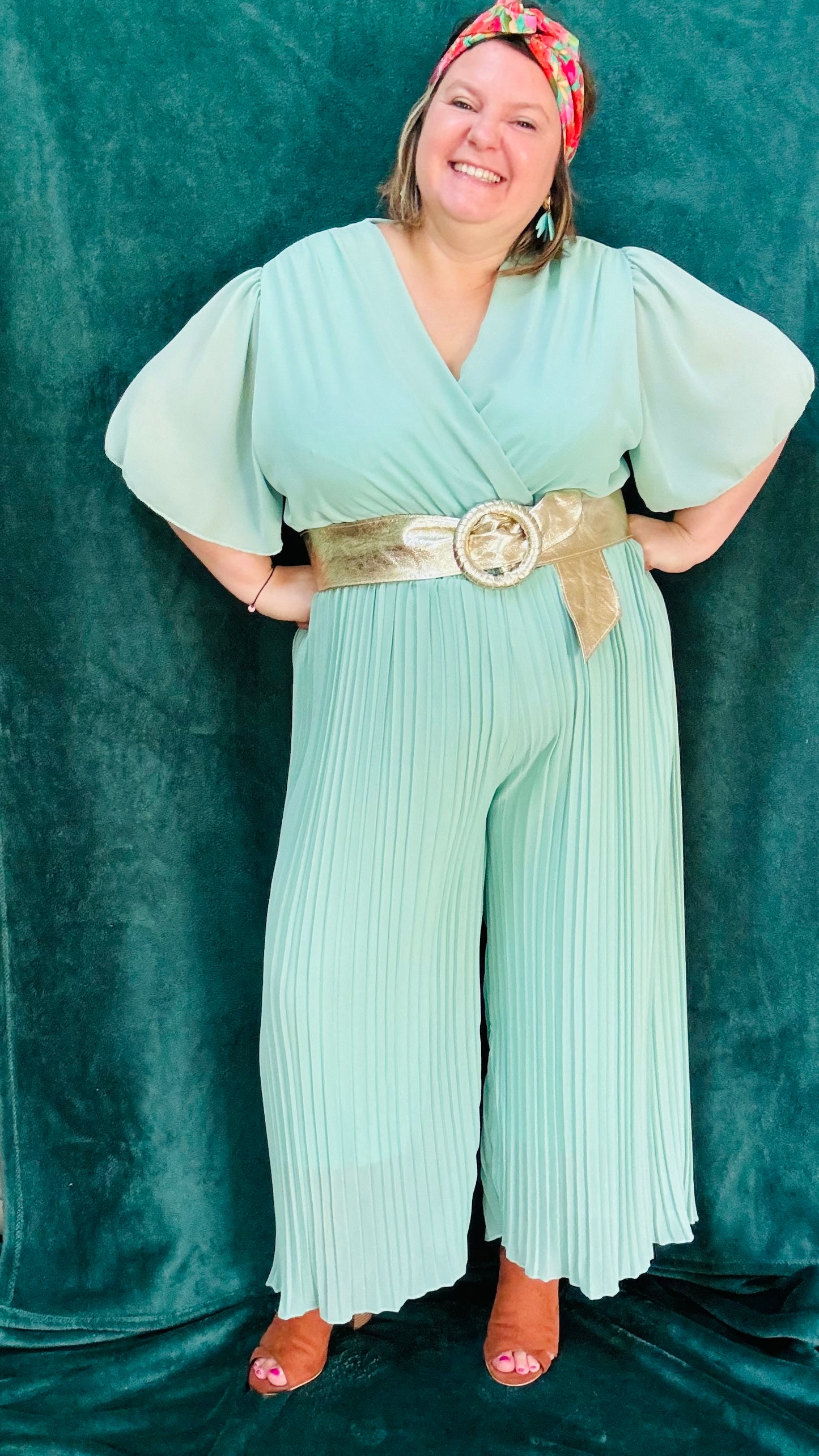 Avec cette combinaison grande taille vert d'eau, légère et habillée, affichez un style élégant et confortable en toutes occasions. Parfait pour les femmes qui recherchent une pièce polyvalente et chic, tout en profitant d'un confort incomparable.