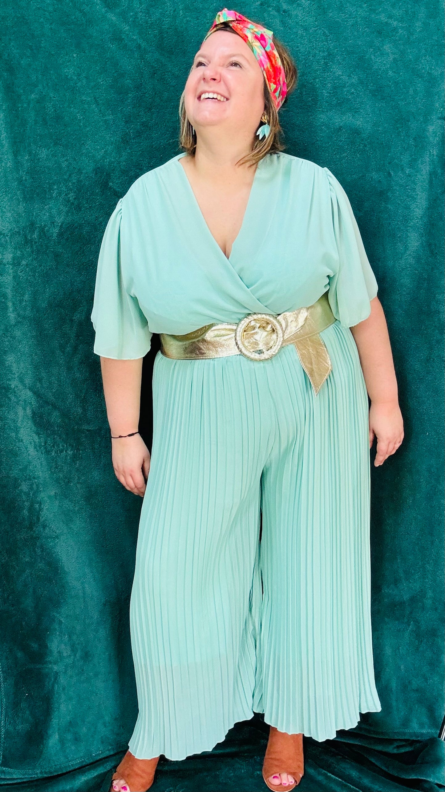 Avec cette combinaison grande taille vert d'eau, légère et habillée, affichez un style élégant et confortable en toutes occasions. Parfait pour les femmes qui recherchent une pièce polyvalente et chic, tout en profitant d'un confort incomparable.